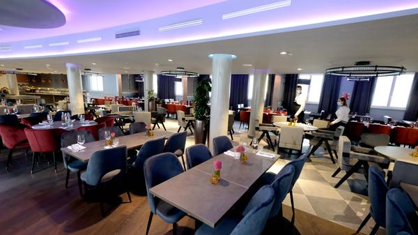 Im Restaurant wird levantinische Küche serviert. Auf den Teller kommen dabei leichte Gerichte aus dem östlichen Mittelmeerraum.