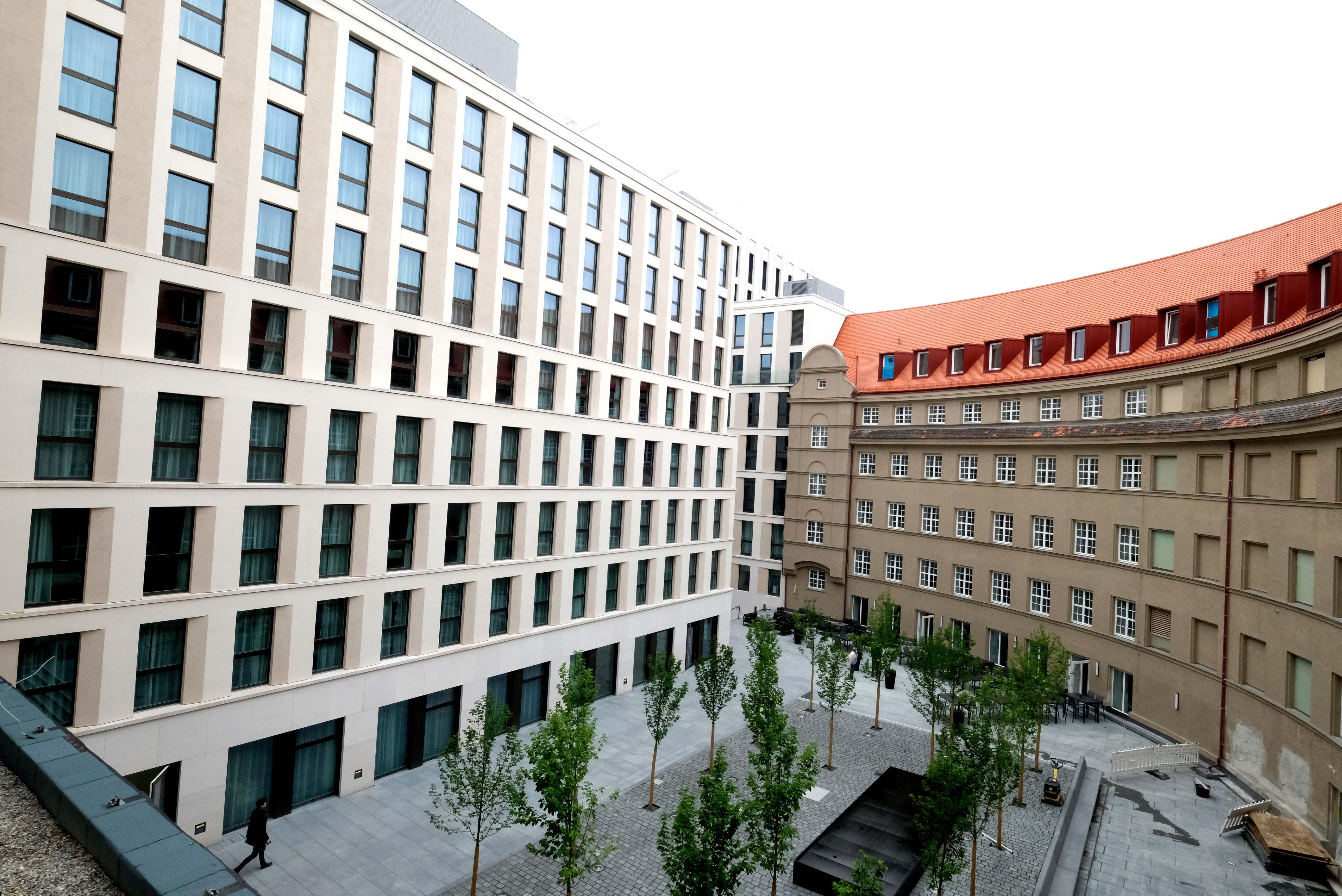 Der Innenhof ist ruhig, alte und neue Gebäudeteile halten den Verkehrslärm ab.