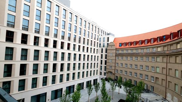 Der Innenhof ist ruhig, alte und neue Gebäudeteile halten den Verkehrslärm ab.