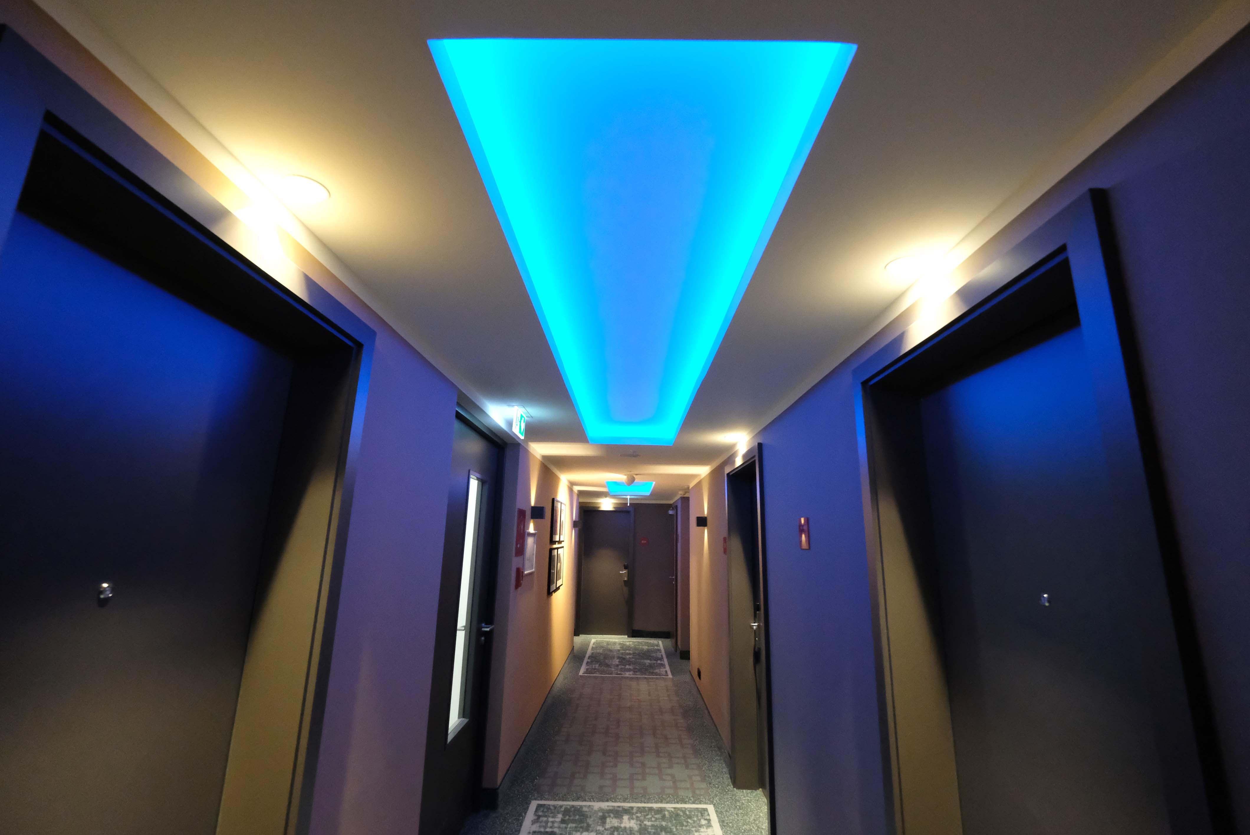 Auf Licht liegt im Leonardo Royal ein besonderer Fokus. Das Haus wurde von Andreas Neudahm gestaltet, der Designer ließ sich von der historischen Fassade des Tafelhof Palais inspirieren.