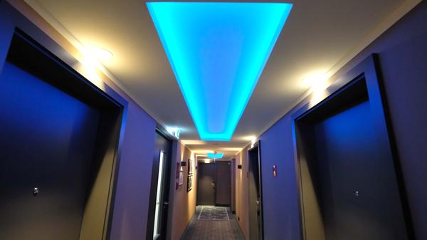 Auf Licht liegt im Leonardo Royal ein besonderer Fokus. Das Haus wurde von Andreas Neudahm gestaltet, der Designer ließ sich von der historischen Fassade des Tafelhof Palais inspirieren.