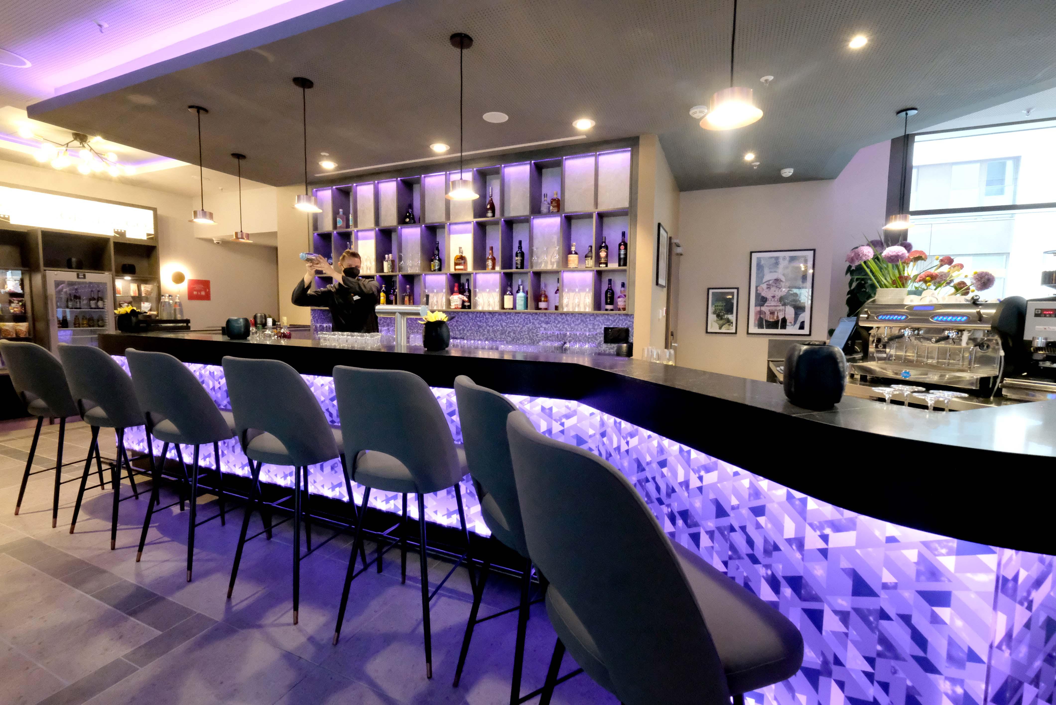 Die Hotelbar findet sich in der offenen Lobby, auch sie hat eine Außenterrasse im Innenhof.