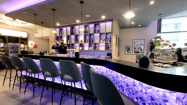 Die Hotelbar findet sich in der offenen Lobby, auch sie hat eine Außenterrasse im Innenhof.