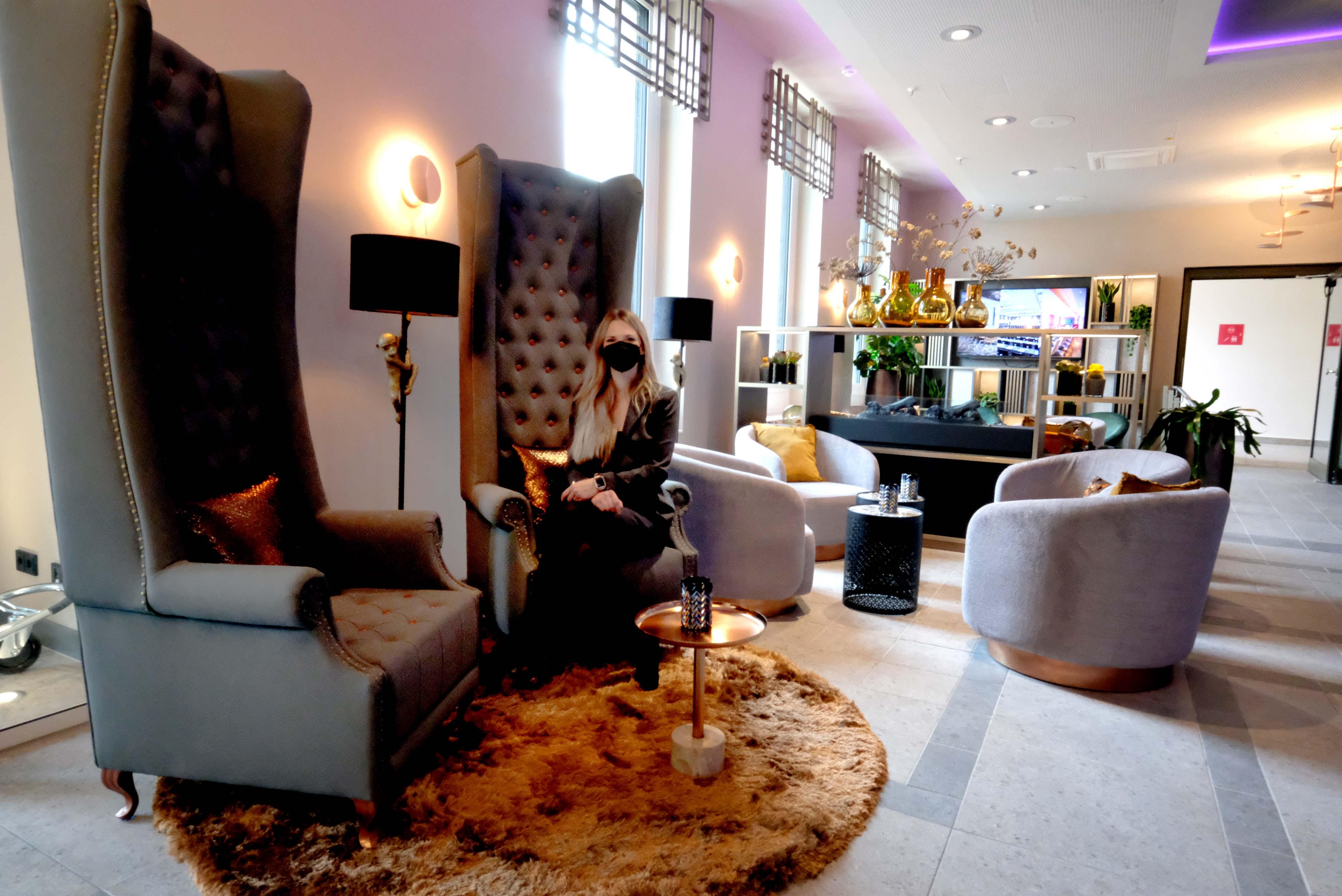 Filigraner Sessel oder samtiger Thron: Die Hotel Lobby wartet mit unterschiedlichen Sitzgelegenheiten auf.