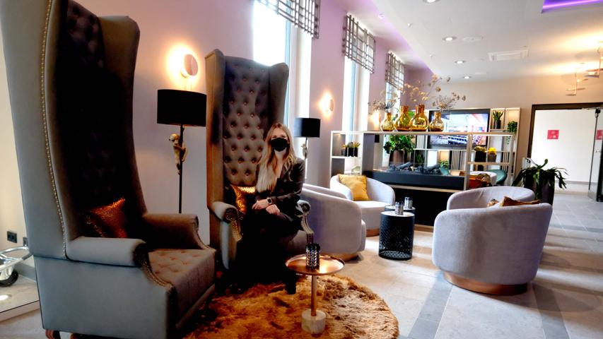 Filigraner Sessel oder samtiger Thron: Die Hotel Lobby wartet mit unterschiedlichen Sitzgelegenheiten auf.
