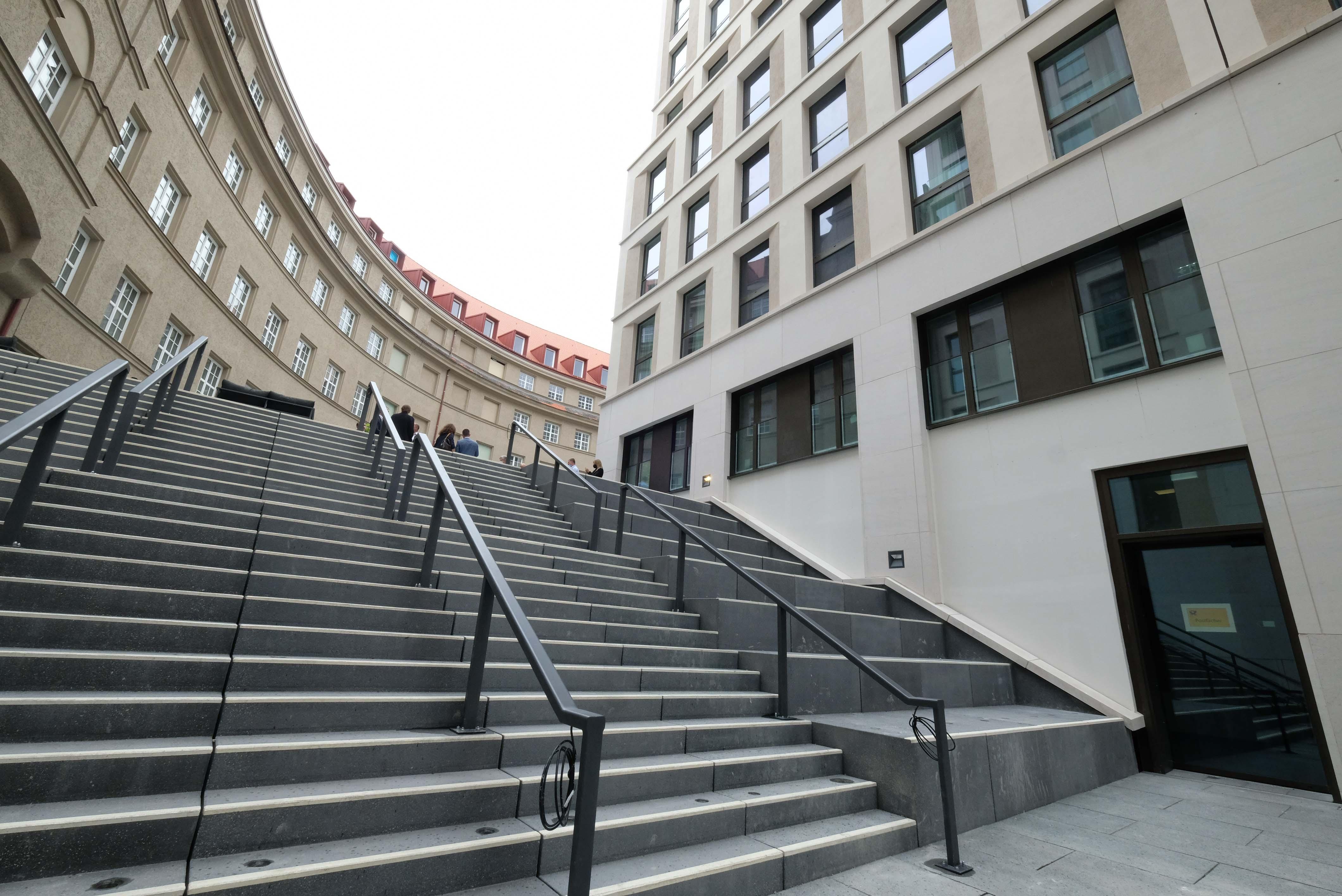 Noch fehlen die Sitzkissen, aber auch die breiten Treppenstufen können ein Treffpunkt sein.