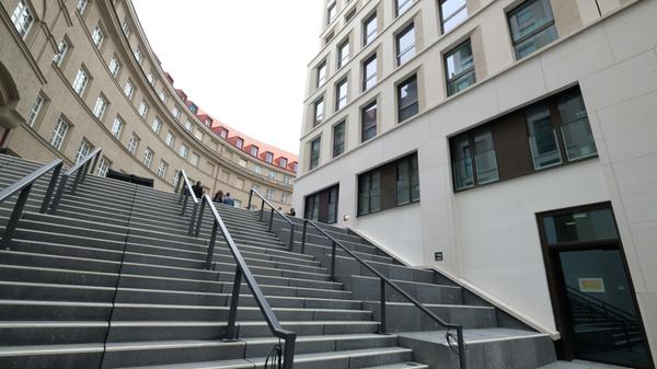 Noch fehlen die Sitzkissen, aber auch die breiten Treppenstufen können ein Treffpunkt sein.