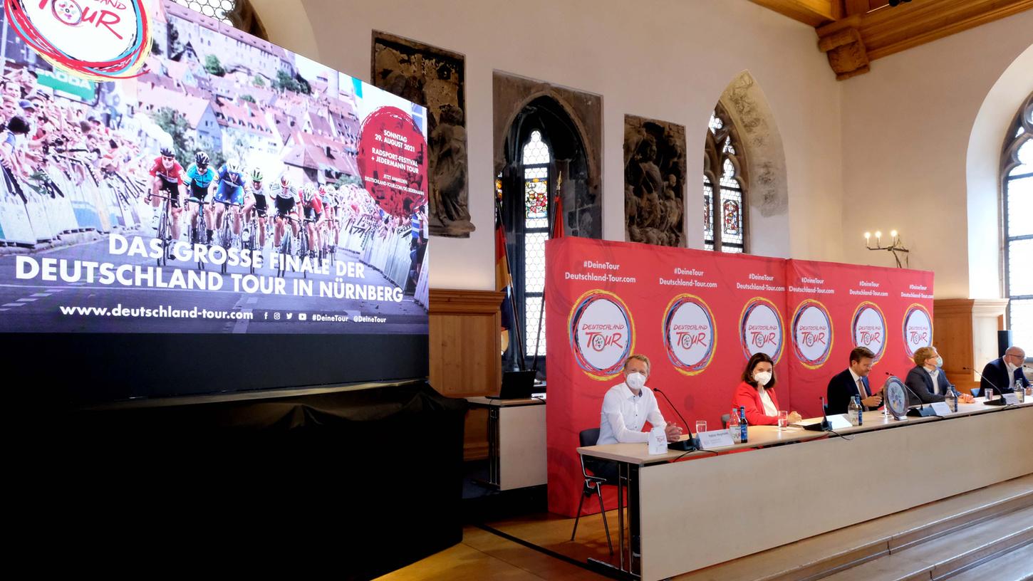 Die Deutschland Tour kommt nach Nürnberg: Am Mittwoch fand im Historischen Rathaussaal die Pressekonferenz mit Oberbürgermeister Markus König und den Verantwortlichen des Radsport-Events statt. Die Deutschland Tour kommt nach Nürnberg: Am Mittwoch fand im Historischen Rathaussaal die Pressekonferenz mit Oberbürgermeister Markus König und den Verantwortlichen des Radsport-Events statt.