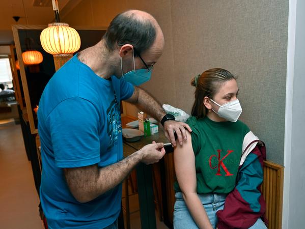 Corona-Impfung an einem ungewöhnlichen Ort: Eine junge Frau wird wird in einem Erlanger Restaurant gegen Sars-CoV-2 geimpft. 