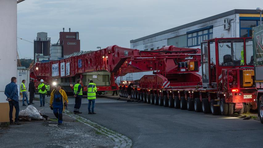 750 Tonnen: Schwertransport bahnt sich Weg durch Oberfranken