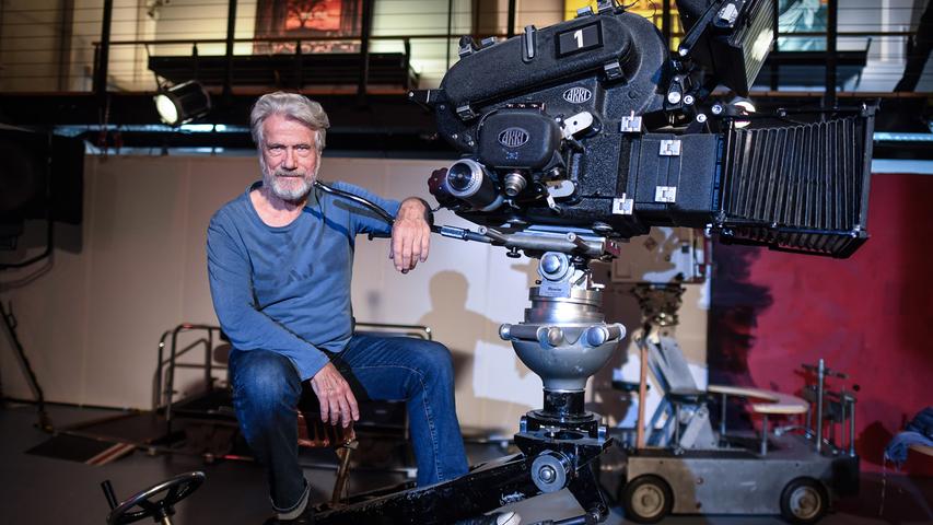 Jürgen Prochnow sitzt im Filmmuseum Düsseldorf auf einer ARRI-Filmkamera. Am 10. Juni 2021 feiert der Schauspieler seinen 80. Geburtstag. Jürgen Prochnow sitzt im Filmmuseum Düsseldorf auf einer ARRI-Filmkamera. Am 10. Juni 2021 feiert der Schauspieler seinen 80. Geburtstag.