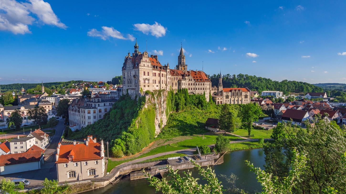 Schloss Sigmaringen oberhalb der Donau in der Schwäbischen Alb - die Region ist ein prima Ziel etwa für ein Wochenende.
Schloss Sigmaringen oberhalb der Donau in der Schwäbischen Alb - die Region ist ein prima Ziel etwa für ein Wochenende.