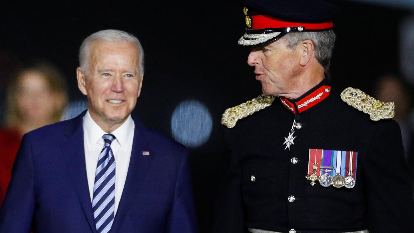 US-Präsident Joe Biden (l) wird bei seiner Ankunft in der Air Force One auf dem Cornwall Airport Newquay vor dem G7-Gipfel begrüßt.