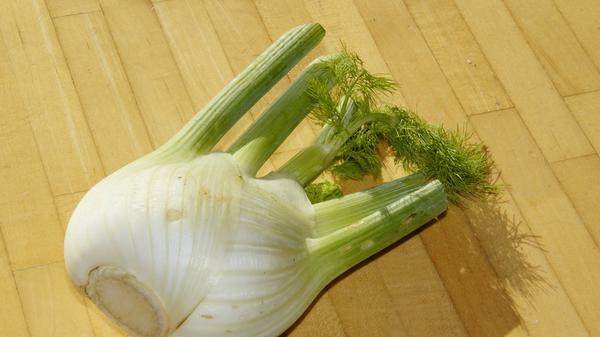 Fenchel ist äußerst nährstoffreich: Schon eine Portion des Knollengemüses (200 Gramm) decken den Tagesbedarf an Calcium zu einem Viertel. Auch die Vitamine B, C und E stecken im Fenchel – ebenso Folsäure, Eisen, Magnesium und Kalium.
