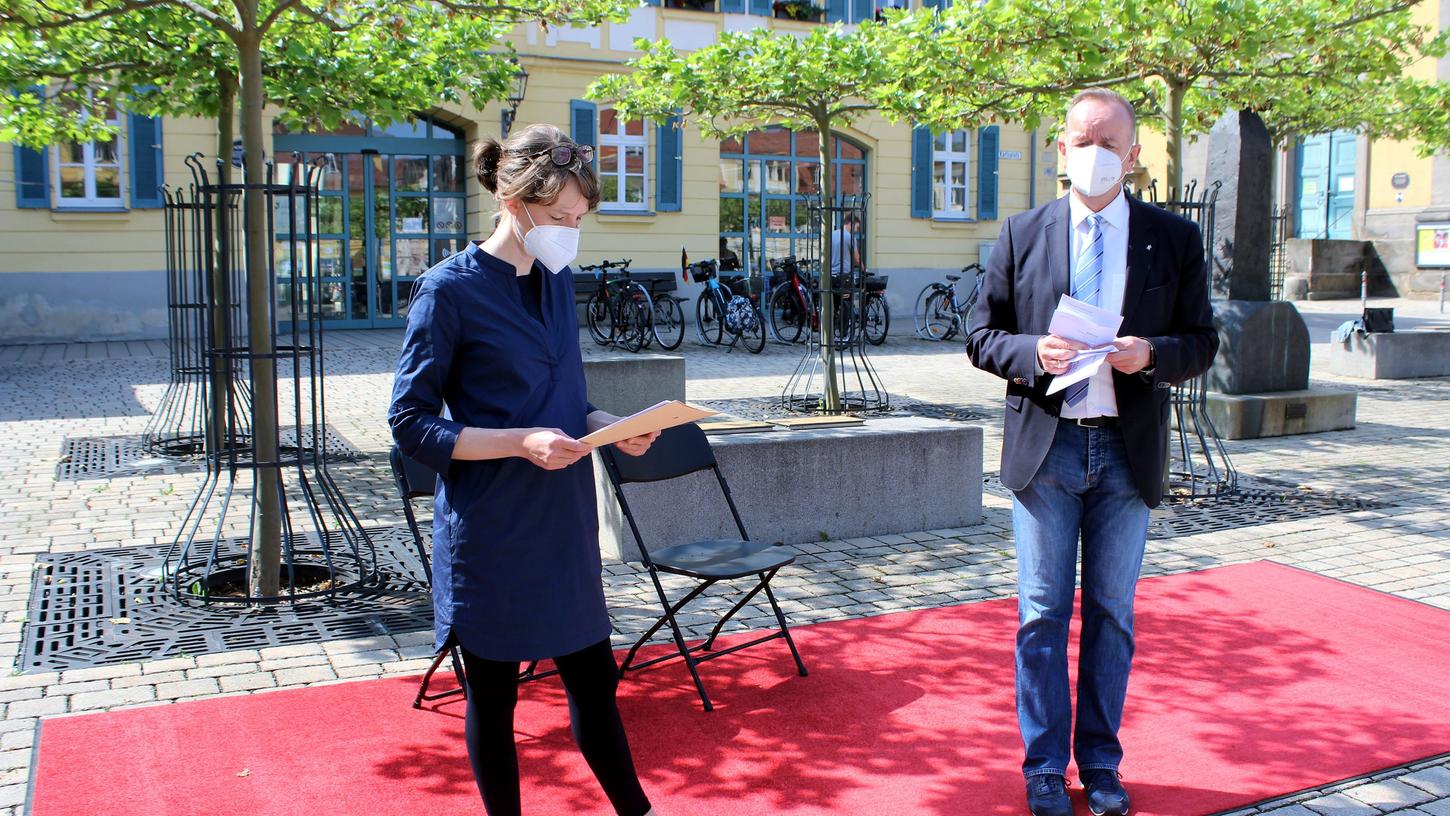 Nadja Wilhelm, Leiterin des Geschäftsbereichs Kultur, Stadtmarketing und Tourismus und Oberbürgermeister Thomas Deffner freuen sich, dass die Bayerische Staatsoper im September zum Gastspiel nach Ansbach kommt. Nadja Wilhelm, Leiterin des Geschäftsbereichs Kultur, Stadtmarketing und Tourismus und Oberbürgermeister Thomas Deffner freuen sich, dass die Bayerische Staatsoper im September zum Gastspiel nach Ansbach kommt.