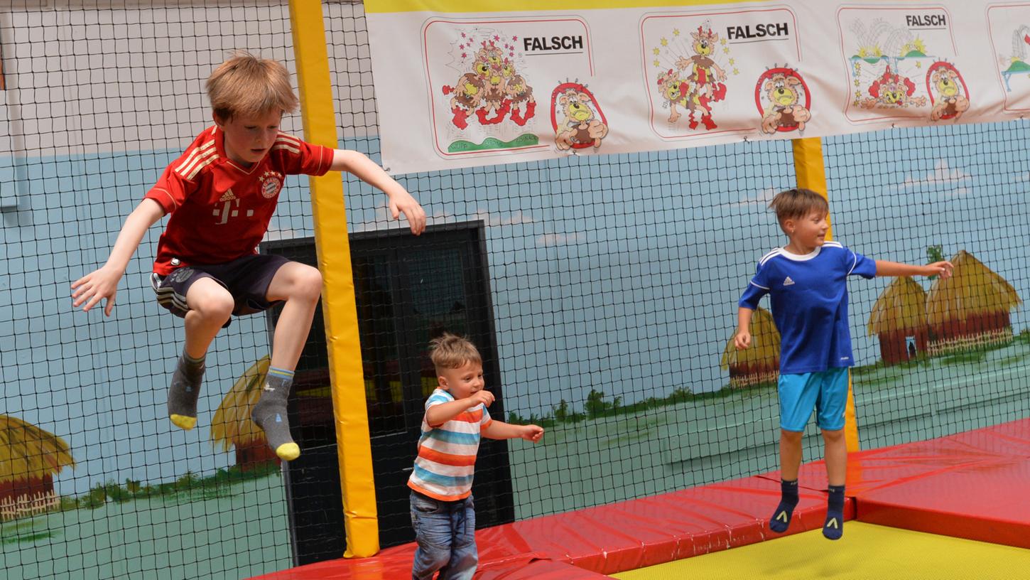 Auf dem Trampolin im Wölpiland ist gut hüpfen - und die Sache mit dem Abstand ist kein Problem.
Auf dem Trampolin im Wölpiland ist gut hüpfen - und die Sache mit dem Abstand ist kein Problem.