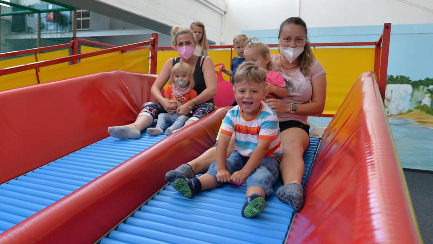 Die Rutsche rattern diese Familie im Wölpiland nach unten. Nach langer Corona-Pause ist der Indoor-Spielplatz nun wieder geöffnet.  