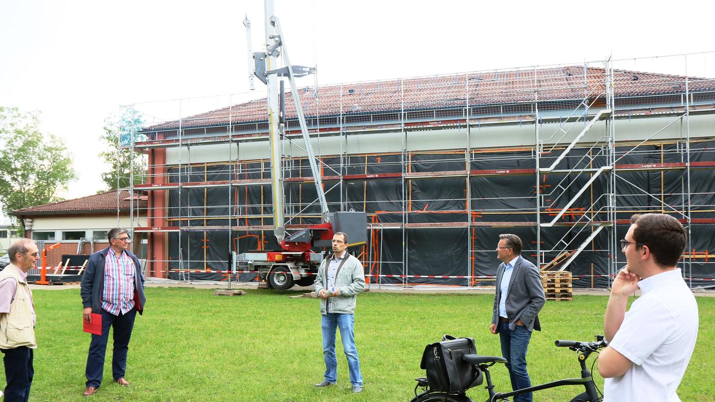 Das Adelsdorfer Hallenbad muss saniert werden. Bauamtsleiter Sebastian Berger (Mitte) erläutert die nächsten Maßnahmen.