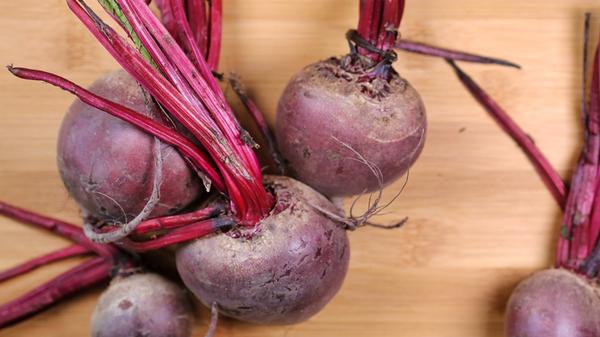 Rote Beete haben einen hohen Nährwert, aufgrund des hohen Wasseranteils von ca. 90 Prozent jedoch nur sehr wenig Kalorien. Die Rüben sind reich an Mineralstoffen wie Kalzium, Phosphor, Kalium, Magnesium und Eisen sowie den Vitaminen der B-Gruppe, Vitamin C und Folsäure.