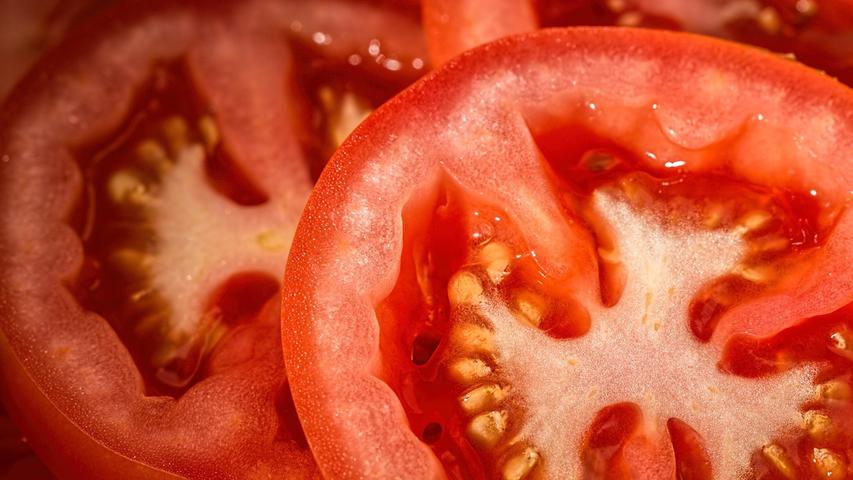 Tomaten haben es in sich: Reichlich Vitamin C, Kalium, Ballaststoffe, sekundäre Pflanzenstoffe, Lykopin und noch viel mehr machen die Tomate so extrem gesund. Sie besteht zu 94 Prozent aus Wasser, hat nur 17 kcal je 100 g. Außerdem enthalten Tomaten Vitamin C, Kalium und Ballaststoffe.