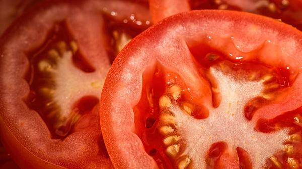 In der Tomate stecken zahlreiche Vitamine: A, B1, C, E und Niacin. Außerdem enthält sie wichtige Mineralstoffe wie Kalium, Magnesium, Calcium und Spurenelemente. Zusätzlich hat sie sekundäre Pflanzenstoffe zu bieten.