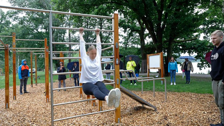 Auch ein Calisthenics-Parcours, ähnlich wie hier am Dechsendorfer Weiher, gehört auch zum Röttenbacher Sport- und Gesundheitspark.
Auch ein Calisthenics-Parcours, ähnlich wie hier am Dechsendorfer Weiher, gehört auch zum Röttenbacher Sport- und Gesundheitspark.