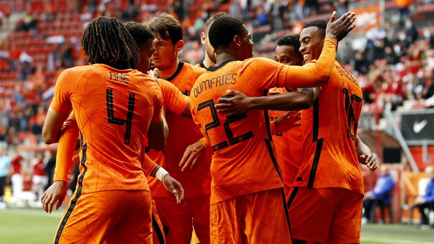 Orange ist die Farbe der niederländischen Königsfamilie, das Haus Orange, weshalb die Nationalmannschaft auch am liebsten in Orange spielt und woher der Spitzname stammt. "Elftal" dagegen bedeutet einfach Nationalelf.