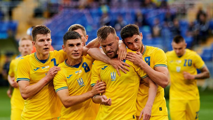 Auch die Bezeichnung der ukrainischen Nationalmannschaft ist relativ naheliegen. Die Landesflagge ist blau-gelb, ebenso wie nie Nationalfarben. Die blaue Hälfte auf der Flagge steht für den Himmel, die gelbe für die Weizenfelder.
