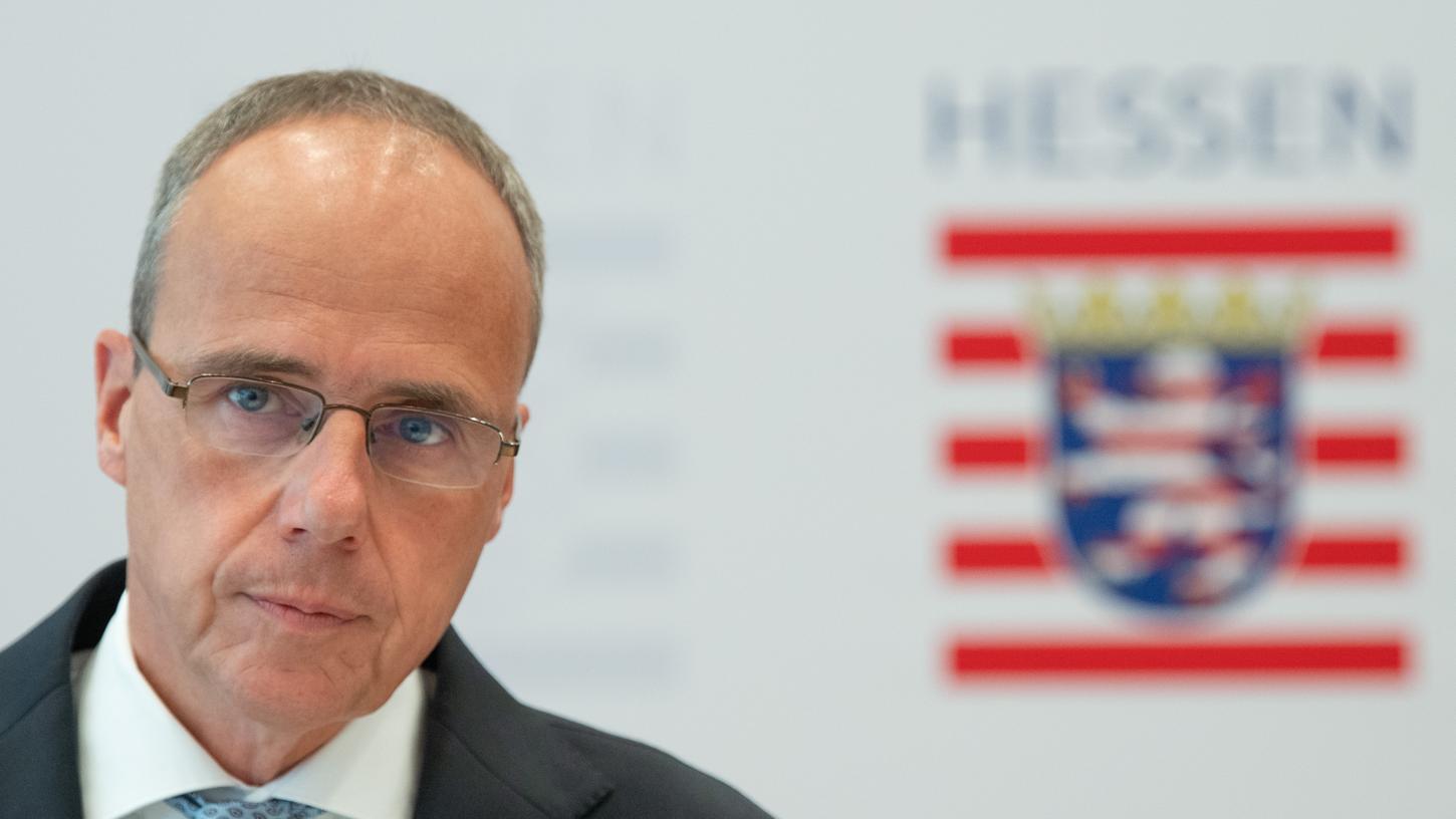 Peter Beuth (CDU), hessischer Innenminister, tritt nach dem Bekanntwerden von neuerlichen Rechtsextremismus-Vorwürfen gegen die hessische Polizei vor die Presse.
Peter Beuth (CDU), hessischer Innenminister, tritt nach dem Bekanntwerden von neuerlichen Rechtsextremismus-Vorwürfen gegen die hessische Polizei vor die Presse.