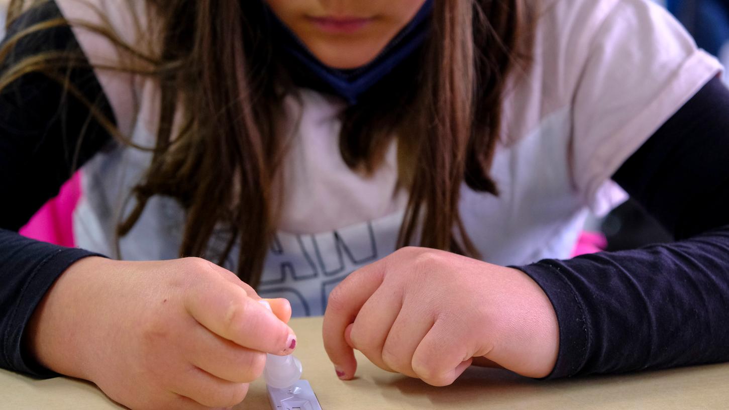 Corona-Selbsttests sind - wie hier am Ostendorfer Gymnasium - für die meisten Schüler im Landkreis Neumarkt längst zur Routine geworden.