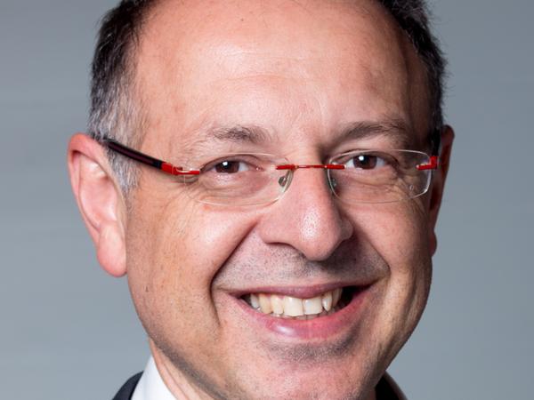Albrecht Schmidt beschäftigt sich damit, wie neue Technologien den Arbeitsalltag bewegter und gesünder machen können.
Albrecht Schmidt beschäftigt sich damit, wie neue Technologien den Arbeitsalltag bewegter und gesünder machen können.