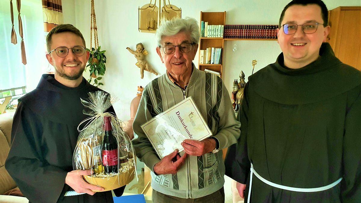 Stadtpfarrer Bartimäus Trabecki (re.) und Pater Adam verabschieden den langjährigen Kirchenführer Wolfgang Zellner. Stadtpfarrer Bartimäus Trabecki (re.) und Pater Adam verabschieden den langjährigen Kirchenführer Wolfgang Zellner.