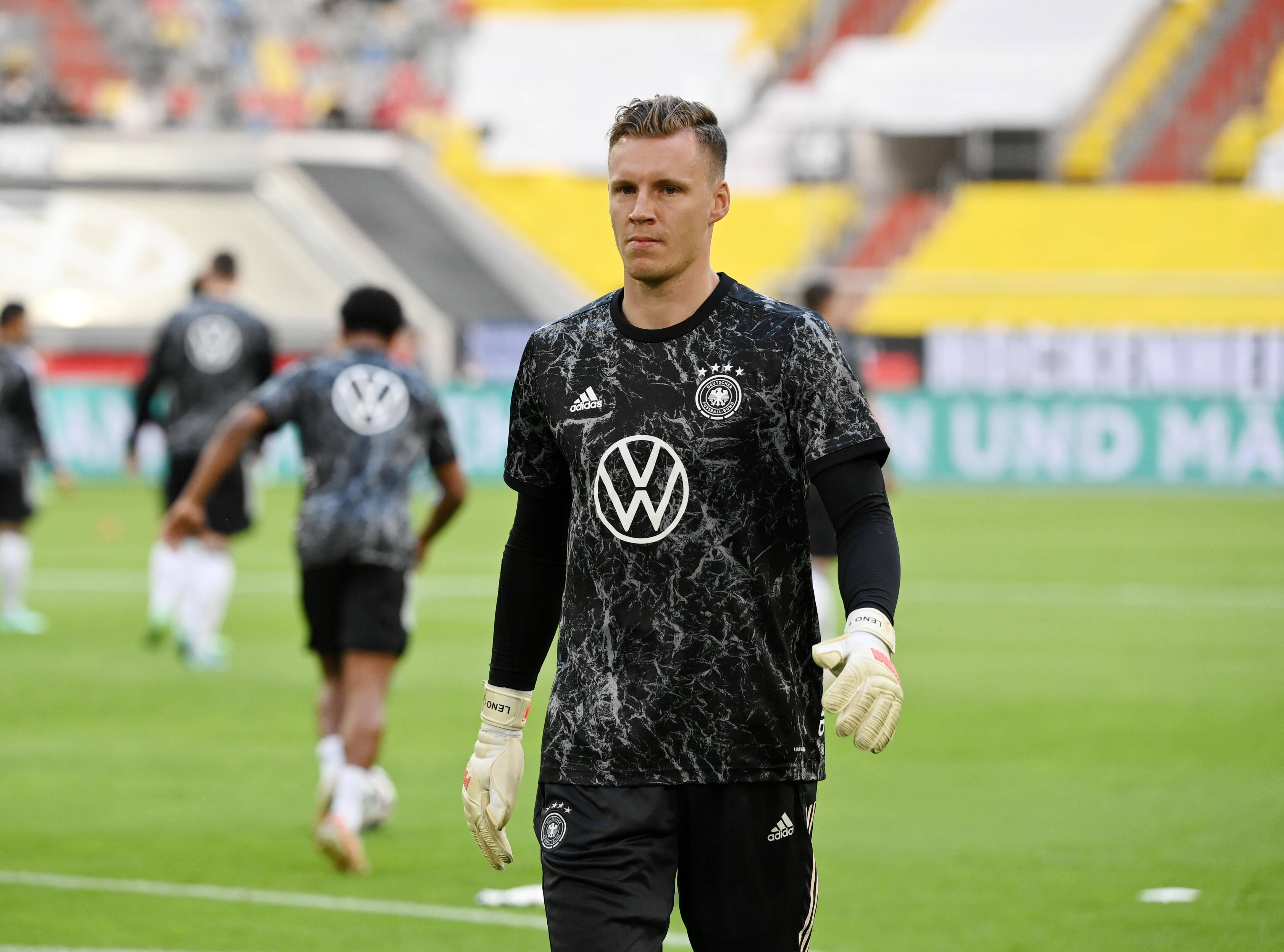 Das weiß natürlich auch Bernd Leno. Der galt einst als großes Talent und ist jetzt ein sehr solider Torwart. In der Premier League zum Beispiel dem Arsenal FC. In der Nationalmannschaft sieht der 29-jährige Leno keinen besseren Torwart als Neuer – und hofft, dass der Bundestorwarttrainer Andreas Köpke in ihm den zweitbesten erkennt. Immerhin: eine Mini-Torwartdiskussion um die Rolle als Nummer zwei.  