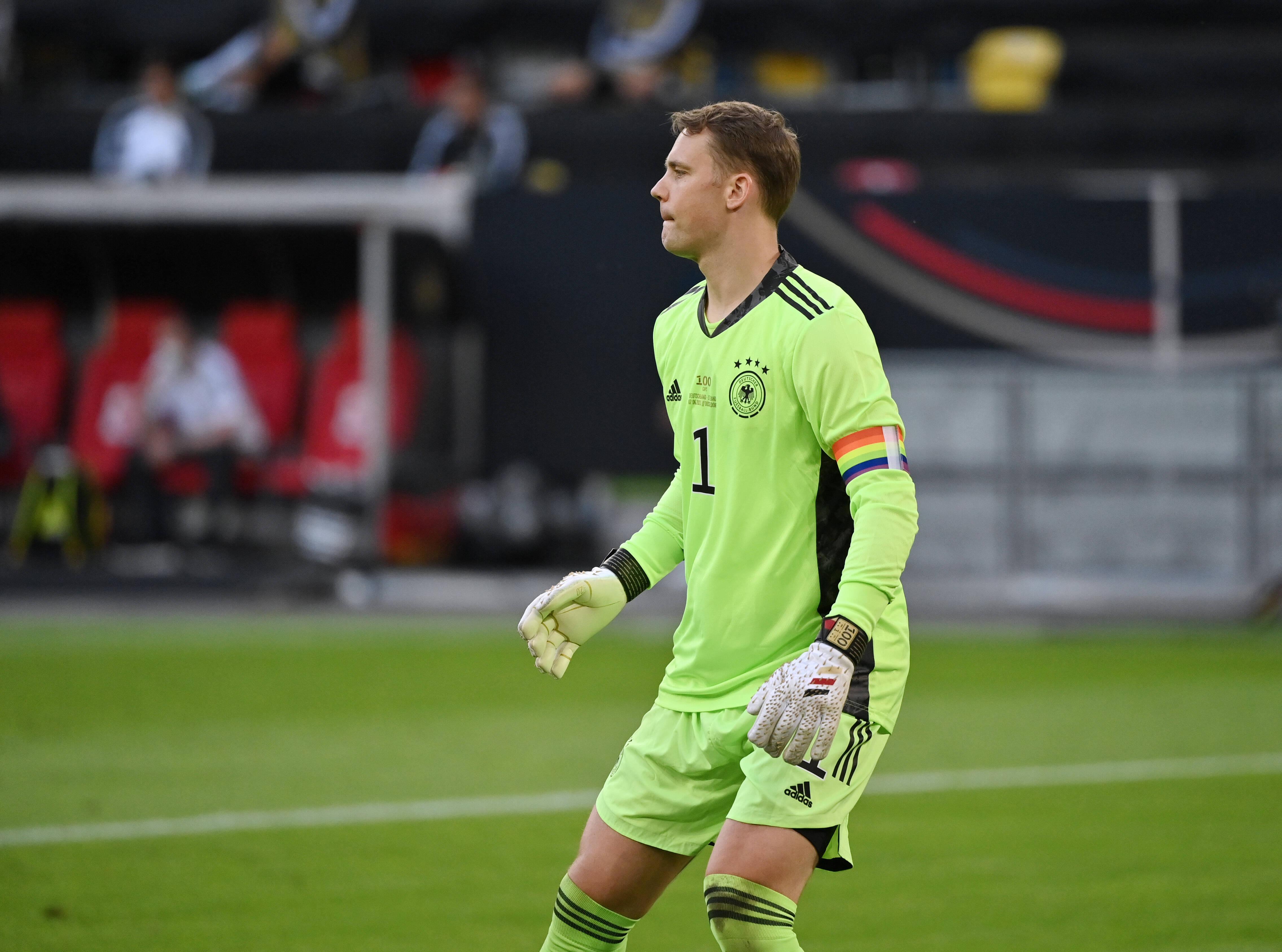 Auch schon wieder 15 Jahre her, dass Deutschland zuletzt mit Hingabe eine Torwartdiskussion führen durfte. Kahn oder Lehmann – das war vor der WM 2006 das große Thema. Es wurde: Lehmann, der dann auch noch die Europameisterschaft 2008 spielen durfte. Danach freute sich Deutschland, das Land der Torhüter, über die Nachfolgediskussion. Es bekam aber: Manuel Neuer. Der ist inzwischen zwar schon 35 Jahre alt, aber hat dank seines Ausnahmetalents schon dermaßen viele Herausforderer an sich zerschellen lassen, dass man mit der nächsten Torwartdiskussion erst für die WM 2030 planen sollte – im Land des Torhüters.  