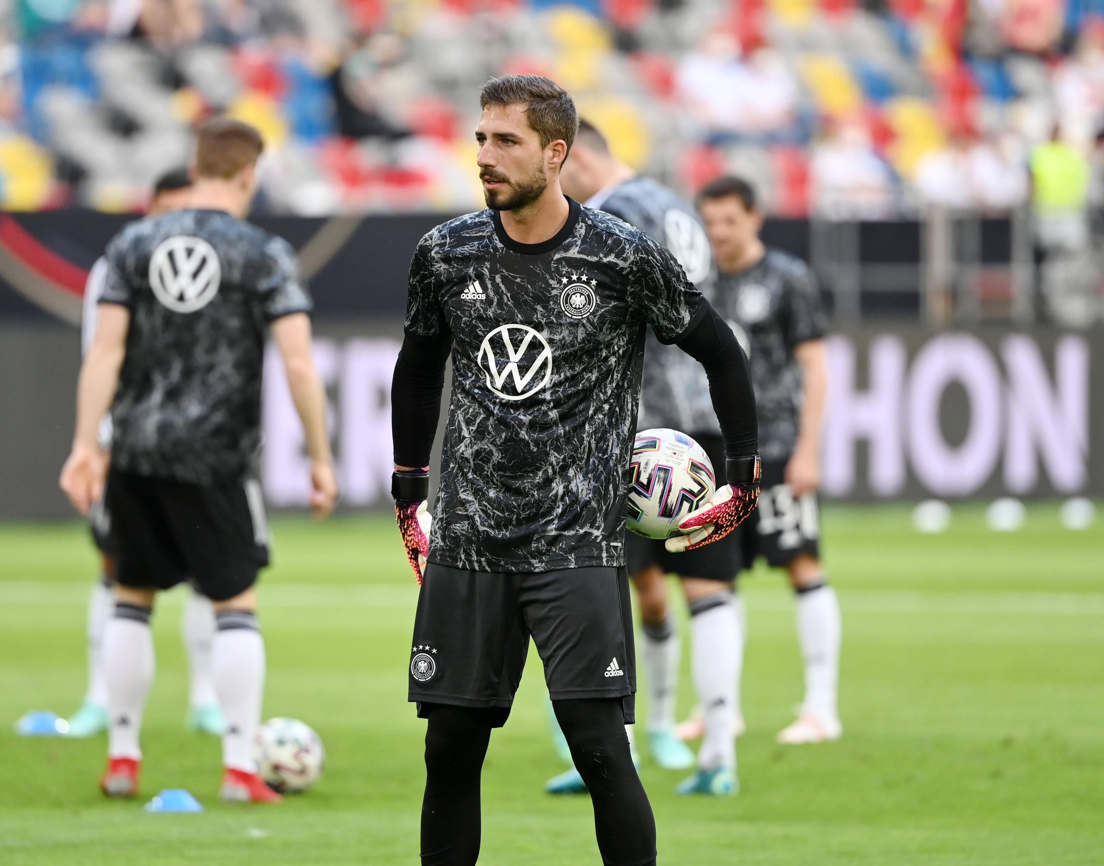 Sonderlich großes Skandalpotenzial dürfte diese Diskussion zum Leidwesen der Traditionalisten nicht haben. Leno streitet sich nämlich mit Kevin Trapp um einen Platz auf der Bank. Der ist einst bei Eintracht Frankfurt berühmt und bei Paris Saint-Germain dann reich geworden. Nach seiner Rückkehr nach Frankfurt war er wieder der sehr gute Bundesliga-Torwart, als der er Deutschland verlassen hatte. Jetzt lobt der 30-Jährige den Teamgeist in der Nationalmannschaft – und würde den wohl nicht gefährden, um hinter Neuer einen Platz wettzumachen.  