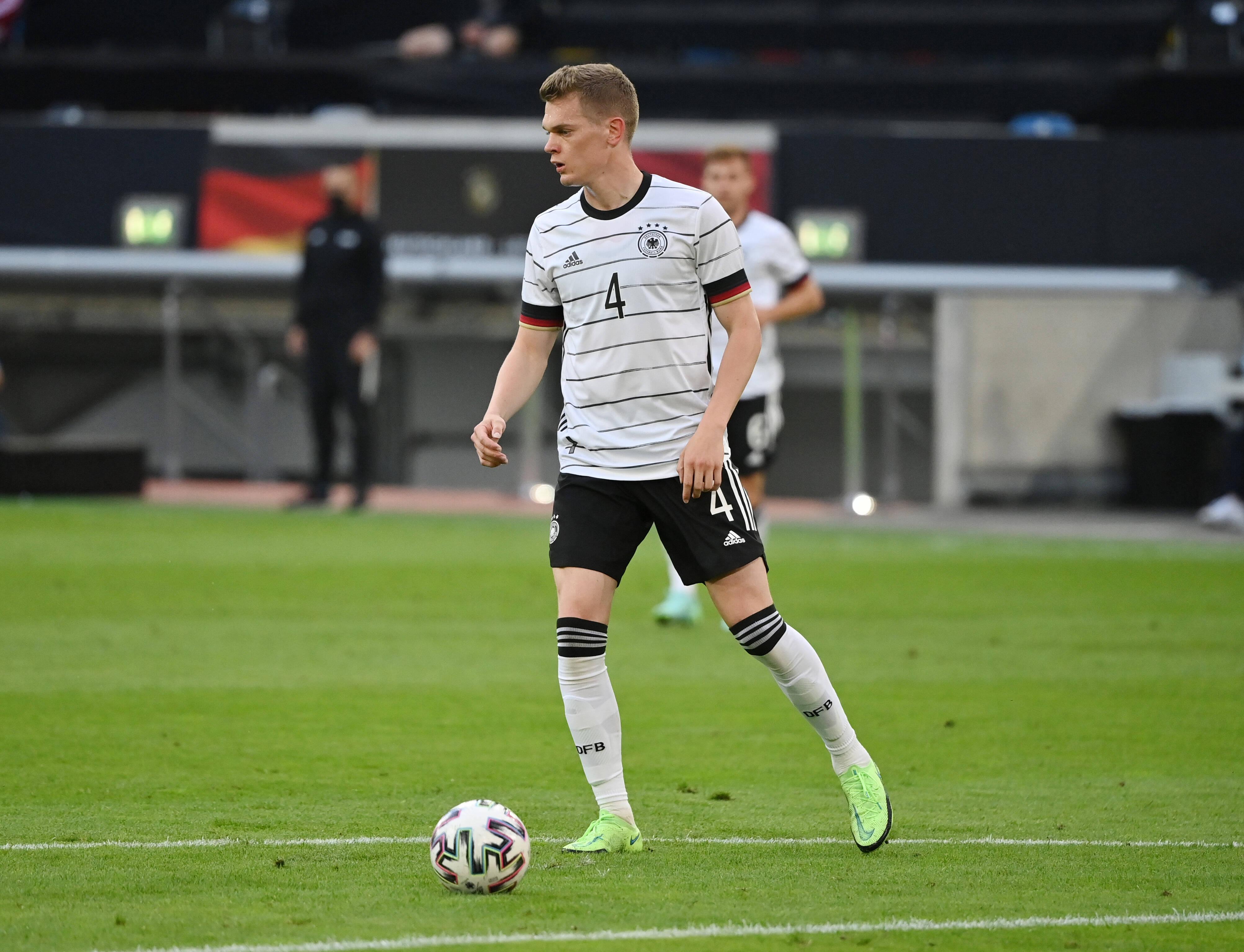 Joachim Löw ist während dieser Europameisterschaft der Auslauf-Bundestrainer. Nach dem Turnier ist Schluss für den Schwarzwälder. Dass es ein grandioser Abschluss wird, dafür soll unter anderem der Schatten-Bundestrainer sorgen. Christian Streich ist Trainer im Schwarzwald beim SC Freiburg und steht für die Lust am schönen Spiel. So haben es gleich drei seiner (ehemaligen) Spieler in die Mannschaft geschafft, die Löw einen schönen Abschied bescheren soll – es sind allesamt Abwehrspieler. Einer davon ist wohl gesetzt. Der 27-jährige Matthias Ginter gibt den rechten Part der vorab favorisierten Dreierreihe in der Defensive  