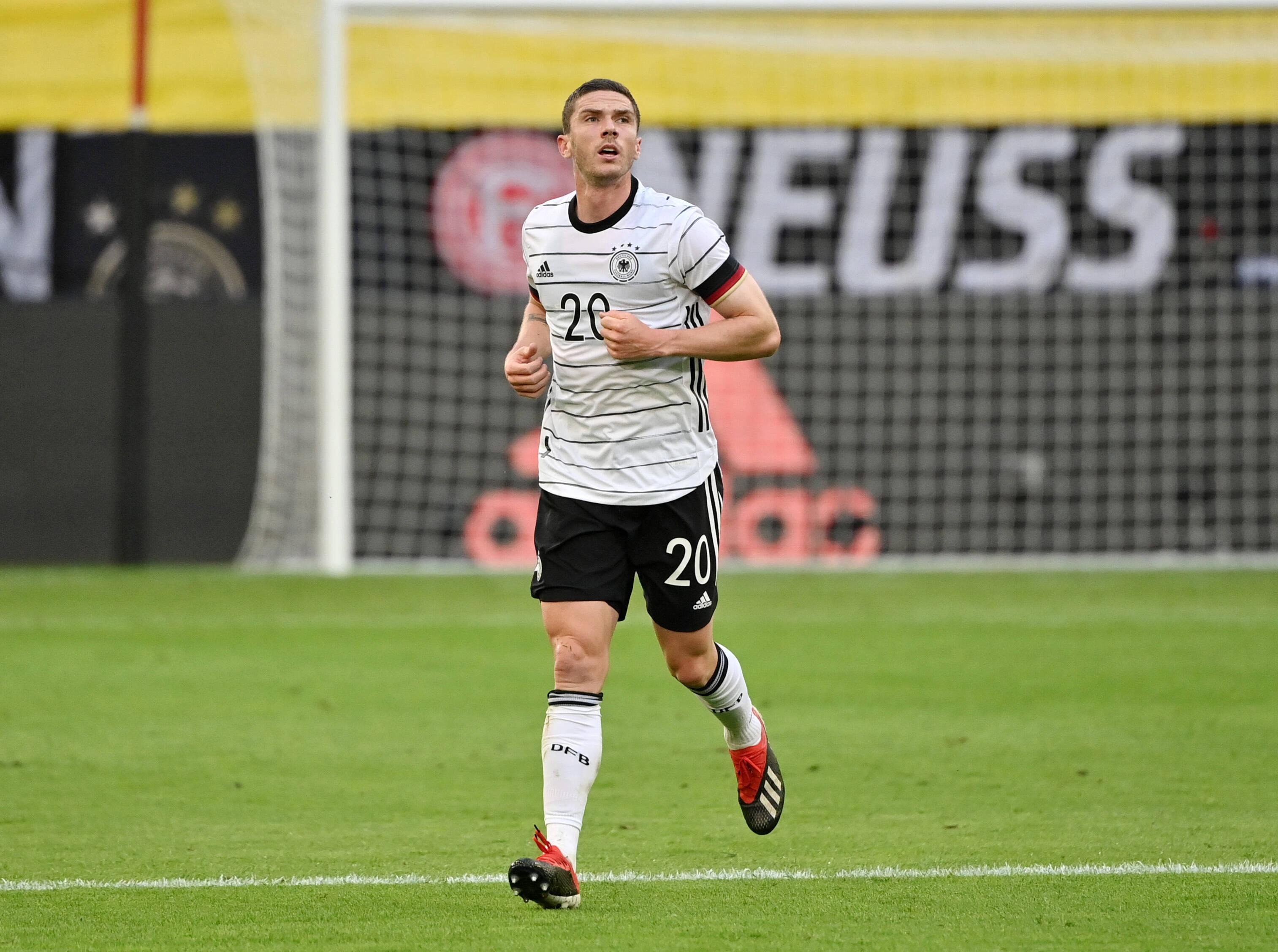 Atalanta Bergamo ist die Mannschaft, auf die sich in Europa gerade so ungefähr alle einigen können, die sich für Fußball interessieren. Ein netter Verein mit einer aufregenden Mannschaft, zusammengesetzt aus Spielern, die man nicht unbedingt hatte kennen müssen, ehe sie in der Champions League angekommen waren. Einer dieser Spieler: Robin Everardus Gosens, Sohn eines Niederländers und einer Deutschen. Inzwischen kennt fast jeder Gosens, der sogar ein Buch hat schreiben dürfen: "Träumen lohnt sich: Mein etwas anderer Weg zum Fußballprofi." Der 26-Jährige war nie in einem Nachwuchsleistungszentrum und startete seine Karriere in der zweiten Liga der Niederlande. Inzwischen ist er Stammspieler bei Joachim Löw und auf der linken Außenbahn der Nationalmannschaft. Als bester Spieler der Welt auf dieser Position gilt er noch nicht, aber Gosens möchte die EM nutzen, um sich in dieser Rangliste zumindest um ein paar Plätze zu verbessern. Träumen lohnt sich.