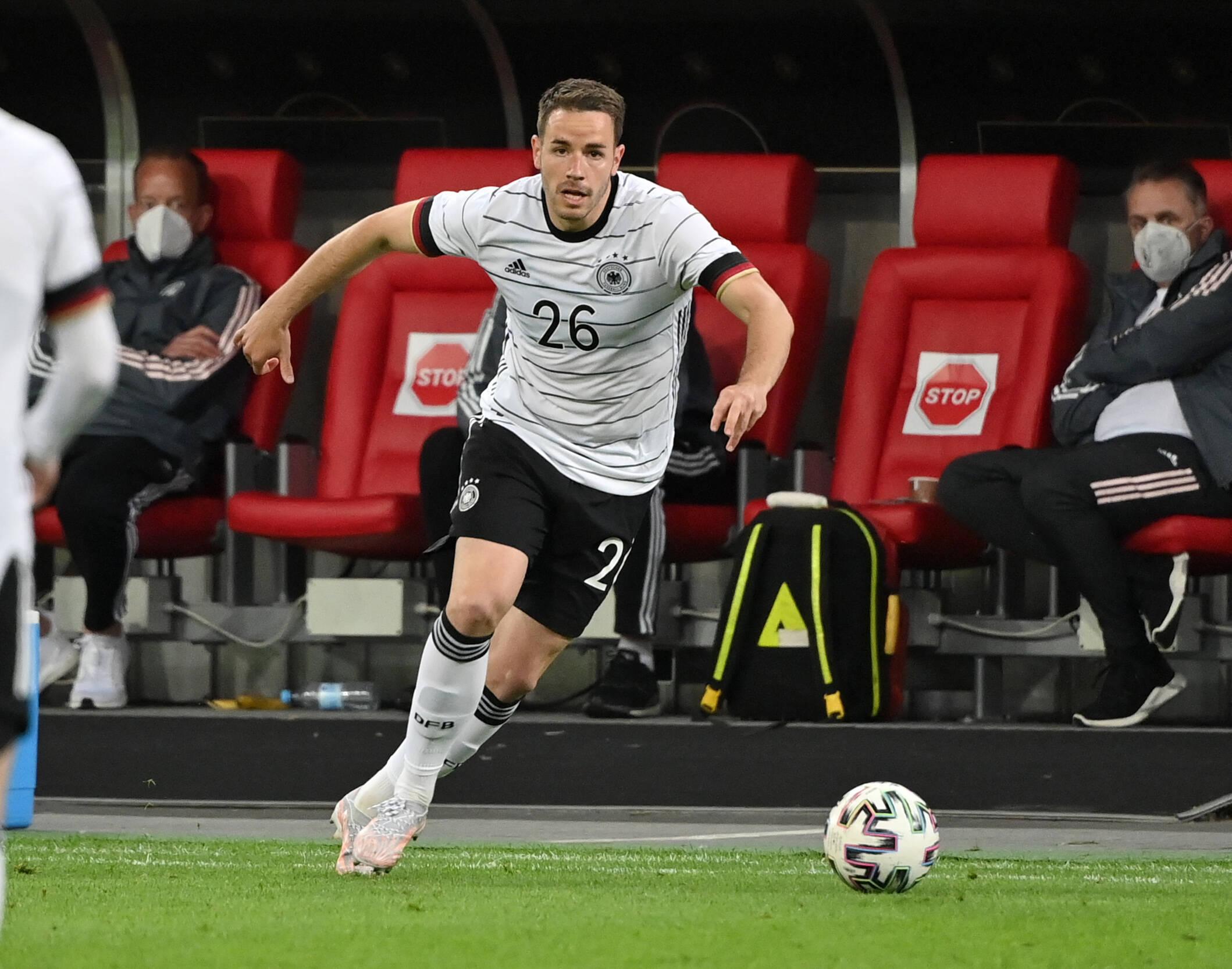 Noch einmal Christian Streich. Der ist ja nicht nur lustig, sondern auch ein großartiger Trainer. Weshalb es auch ein anderer, den er neben Koch gut kennt, zur Europameisterschaft geschafft hat. Christian Günter kennt er sogar noch länger als Koch. Der 28-Jährige spielt seit 2006 für den Sportclub Freiburg. Er hat das in der abgelaufenen Saison als Linksverteidiger so gut gemacht, dass er sogar dem Bundestrainer aufgefallen ist. Wobei es einige gibt, die sagen, dass man sich schon sehr anstrengen muss, um dem Bundestrainer als Spieler des SC Freiburg nicht aufzufallen, weil der Schwarzwälder Löw ständig mal auf der Tribüne an der Dreisam sitzt. Trotzdem hat sich Günther seinen Platz verdient, auch wenn man ihn selten auf dem Platz sehen wird. Das ahnen sie auch in Freiburg und freuen sich trotzdem sehr. Es gibt dazu sogar ein Video im Internet, in dem Streich verbal mehrmals seine Freude ausdrückt und dabei sehr streichmäßig so schaut, als hätte gerade jemand das Dialektsprechen verboten.  