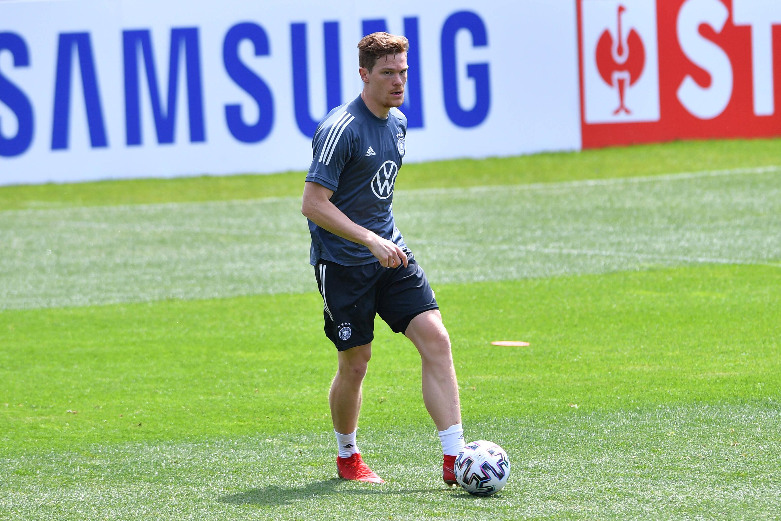 Weil Marcel Halstenberg abergläubisch ist, spielt er jetzt für hoffentlich die nächsten vier Wochen nicht mehr Backgammon. Dann wäre Halstenberg zwar sehr lange auf Distanz zu einer seiner liebsten Freizeitgestaltungen gegangen, Deutschland aber hätte immerhin mindestens das Endspiel erreicht. Es wäre zwar unwahrscheinlich, dass der 29-jährige Linksverteidiger von Red Bull mitspielen dürfte in so einem Endspiel, aber immerhin die theoretische Möglichkeit würde bestehen. Das wäre anders als im März, als er bei einem DFB-Lehrgang eine Partie Backgammon mit Jonas Hofmann wagte. Hofmann wurde danach positiv auf das Coronavirus getestet, Halstenberg musste als Kontaktperson ersten Grades für 14 Tage in Quarantäne und verpasste so drei Länderspiele.  