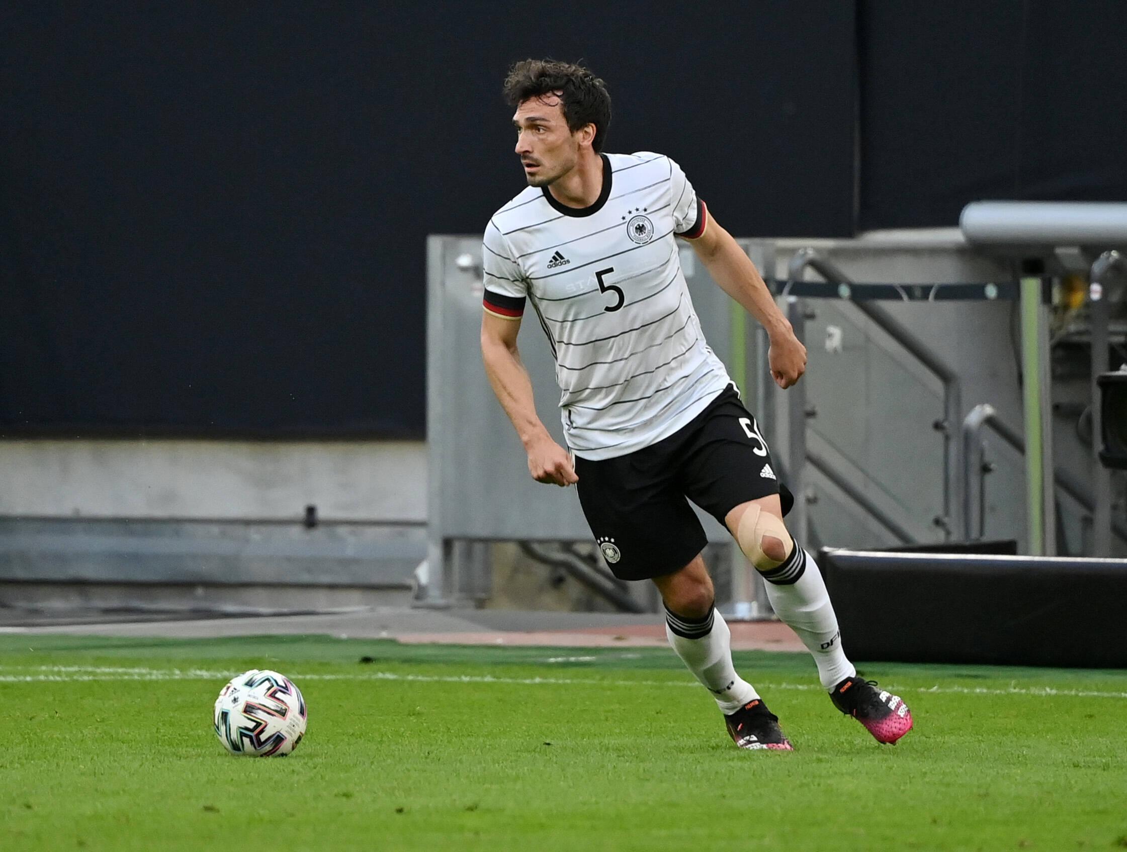 Den Weg sollte Mats Hummels frei machen. Nach der gar nicht so überzeugenden Weltmeisterschaft 2018 (die Hummels übrigens bei seiner großartigen Kopfball-Gelegenheit in der 87. Minute des letzten Gruppenspiels gegen Südkorea noch einigermaßen hätte retten können) entschied sich Joachim Löw für den Neuaufbau der Nationalmannschaft. Nicht mehr mitgestalten sollte den der damals 29-jährige Innenverteidiger Hummels, weil er als zu alt galt, um irgendeine Perspektive bieten zu können. Es wurde diese Maßnahme sehr hitzig diskutiert, und der Innenverteidiger Hummels nahm sie zum Anlass, um noch ein Jahr dem FC Bayern München und danach Borussia Dortmund ein sehr überdurchschnittlicher Verteidiger zu sein. Weil gleichzeitig die von Löw neu formierte Defensive den Gegnern etwas zu oft den Weg frei machte, ist der inzwischen 32-jährige Hummels doch wieder Bestandteil der EM-Reisegruppe. Nach dem Turnier dürfte es dann einen Neuaufbau geben, zumindest auf der Position des diesmal gesetzten Hummels.  