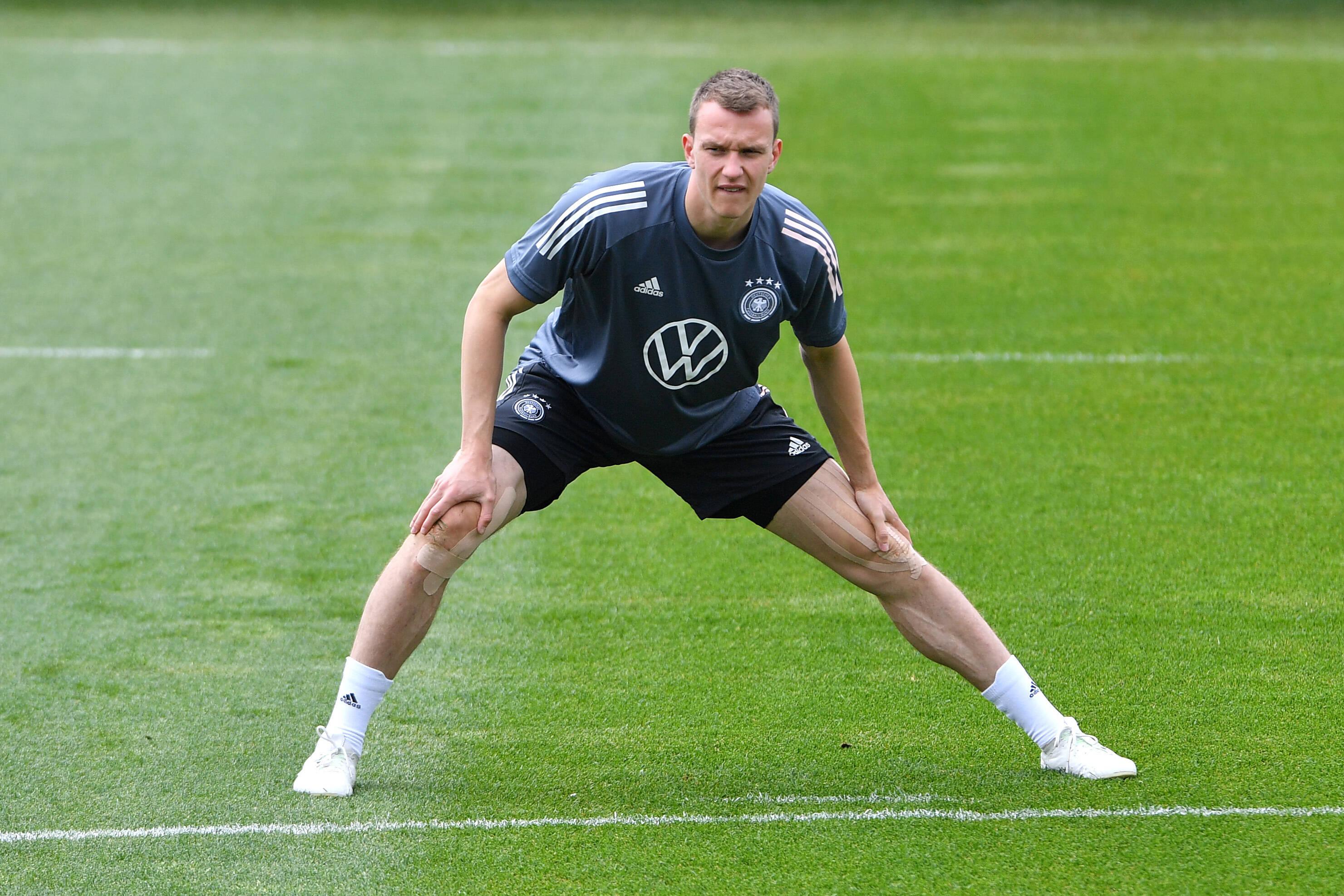 Natürlich hätte sich Lukas Klostermann gewünscht, dass er im vorletzten Testspiel vor der Europameisterschaft alle begeistert hätte. Er tat es aber nicht, der 29-jährige Klostermann spielte gegen Dänemark auf der rechten Mittelfeldseite so, wie man das von seinen Auftritten bei Red Bull in Leipzig kennt: sehr solide. Für eine Europameisterschaft auf der rechten Mittelfeldseite der deutschen Nationalmannschaft reicht es aber nicht, sehr solide daherzukommen – fand mindestens Joachim Löw. Der Bundestrainer setzt deshalb auf Joshua Kimmich auf der rechten Seite, was den nur so halb begeistert.  