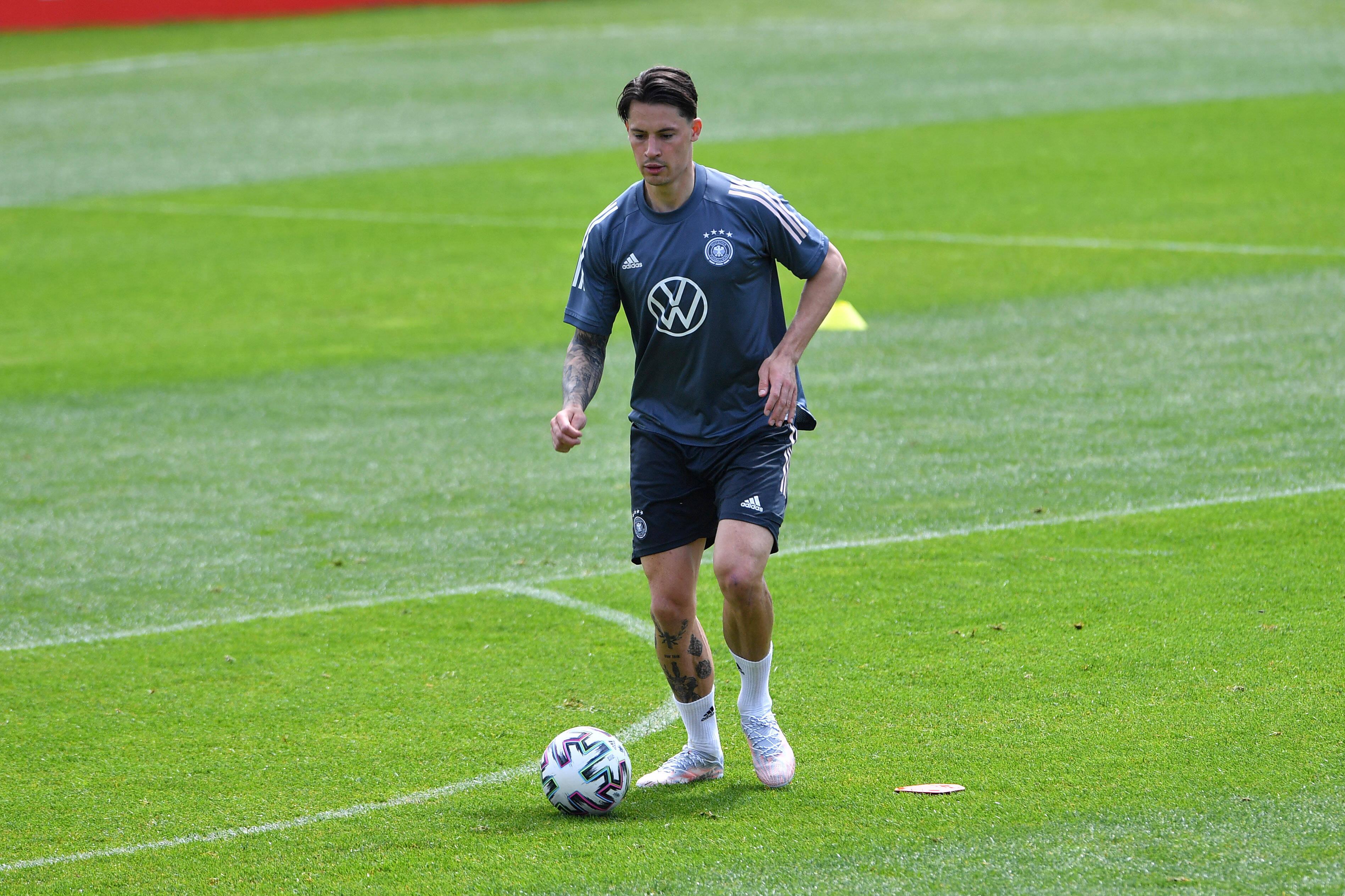 Mit lustigen Trainern kennt man sich aus in der Familie Koch. Harry, geboren 1969 in Bamberg, wurde zum Beispiel mit Otto Rehhagel zu einer Legende des 1. FC Kaiserslautern. Sein Sohn Robin, geboren 1996 in Kaiserslautern, steigerte die Angelegenheit noch ein wenig. Beim SC Freiburg machte ihn Christian Streich zu einem der besten Innenverteidigern der Bundesliga, und so darf er seit dem letzten Sommer einen sogenannten Kauz näher kennenlernen. Marcelo Bielsa wird von vielen Menschen auf dieser Welt verehrt als einer der größten Trainer des Planeten. Weil er aber eben auch ein wenig eigen ist, langte es vor ein paar Jahren nur zu einem Job bei Leeds United, damals ein englischer Zweitligist. Unter Bielsa wurde Leeds vor einem Jahr wieder zu einem Erstligisten und mit dem frisch verpflichteten Koch in der Innenverteidigung zu einem sehr erstaunlichen Aufsteiger. Koch spielte zumeist in der Innenverteidigung, kann aber auch im defensiven Mittelfeld agieren. Bei Joachim Löw wird er während des Turniers beides eher nicht tun.  