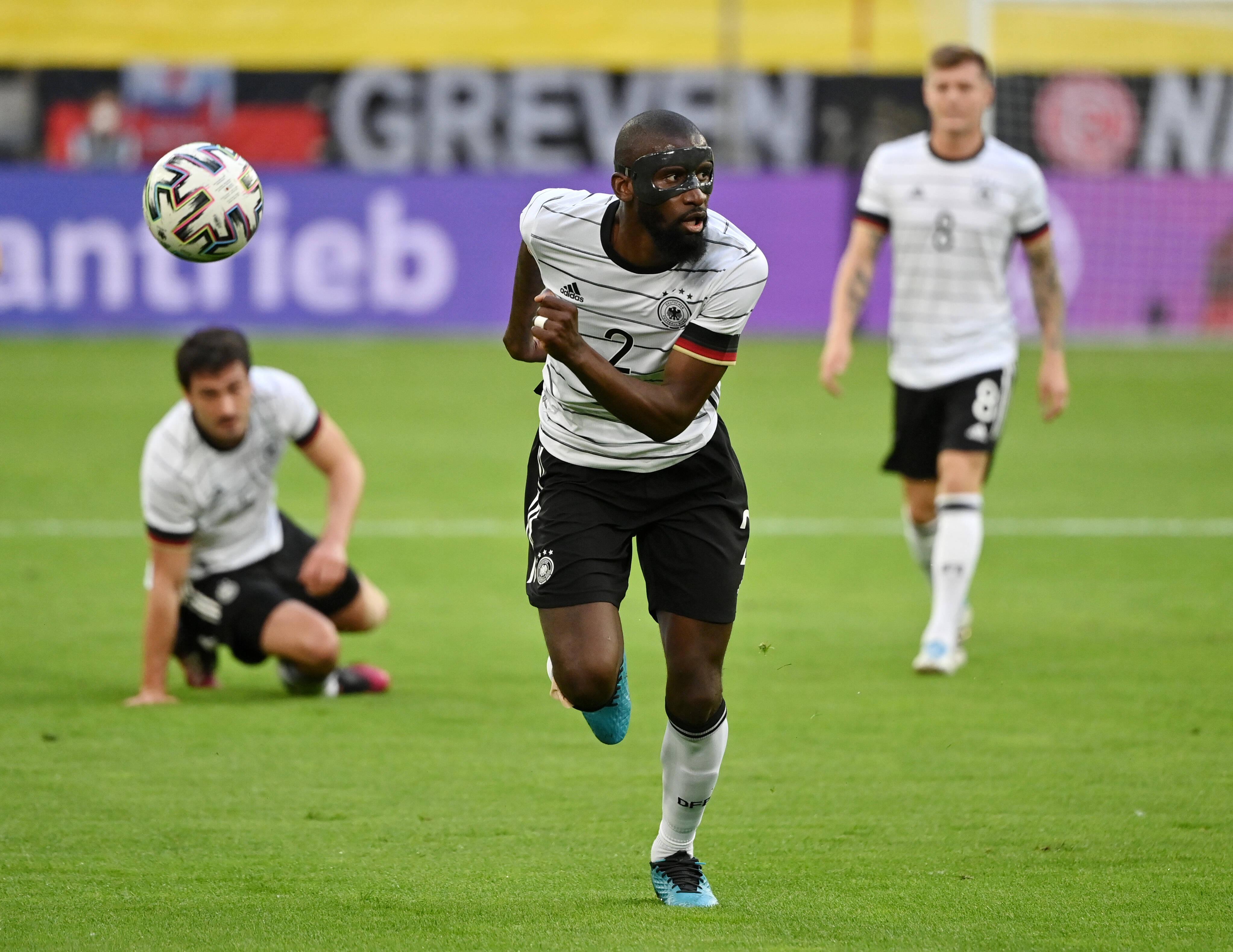 Dass er ein ganz außergewöhnlicher Fußballspieler ist, hat Antonio Rüdiger gerade erst wieder bewiesen. Auch dank der Klasse des deutschen Innenverteidigers gewann der Chelsea FC das Endspiel der Champions League mit erstaunlicher Leichtigkeit gegen das sonst offensiv so schwebende Manchester City. Auch wegen dieser Leistung ist der 28-Jährige in der Defensive von Joachim Löw gesetzt, egal ob der Bundestrainer seine Abwehr in einer Dreier- oder einer Viererkette formiert. Dass er sich nicht auf den Fußball reduzieren lässt, hat Rüdiger schon vor dem Champions-League-Finale bewiesen. Da schrieb er in einem Beitrag für die Players’ Tribune vom Rassismus, der ihn, den gebürtigen Berliner, in Deutschland von der Kindheit an begleitet. „Für einige Deutsche werde ich nie ein Deutscher sein“, schrieb Rüdiger unter anderem. Das ist sehr traurig und leider sehr gewöhnlich.  