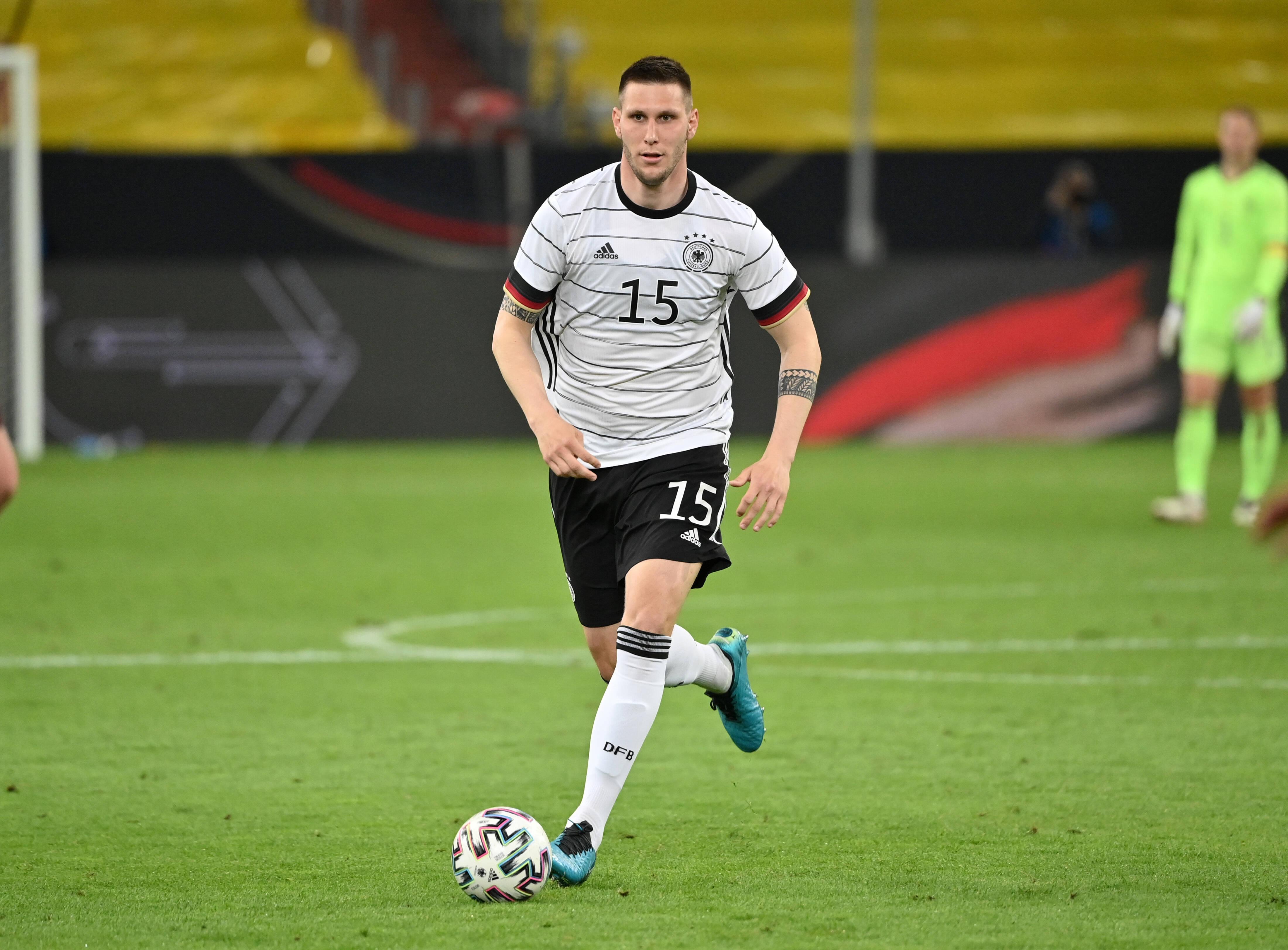 Es ist noch nicht allzu lange her, da galt der Innenverteidiger Niklas Süle als die Zukunft – beim FC Bayern genauso wie in der Nationalmannschaft. Dann haben sie in dieser Saison zuerst beim FC Bayern München erkannt, dass sich die Gegenwart in der Innenverteidigung ganz gut ohne Süle, dafür aber mit dem fast schon ausgemusterten Jerome Boateng und dem Eigentlich-Linksverteidiger David Alaba bestreiten lässt. Zu allem Überfluss hat jetzt auch noch Joachim Löw beschlossen, dass er am Ende seiner Amtszeit die Innenverteidiger-Zukunft lieber noch ein wenig warten lässt. Löw berief den Innenverteidiger Mats Hummels – und so schaut der 25-jährige Süle jetzt ein bisschen alt aus, weil seine nähere Zukunft wohl auf der Ersatzbank liegt.  