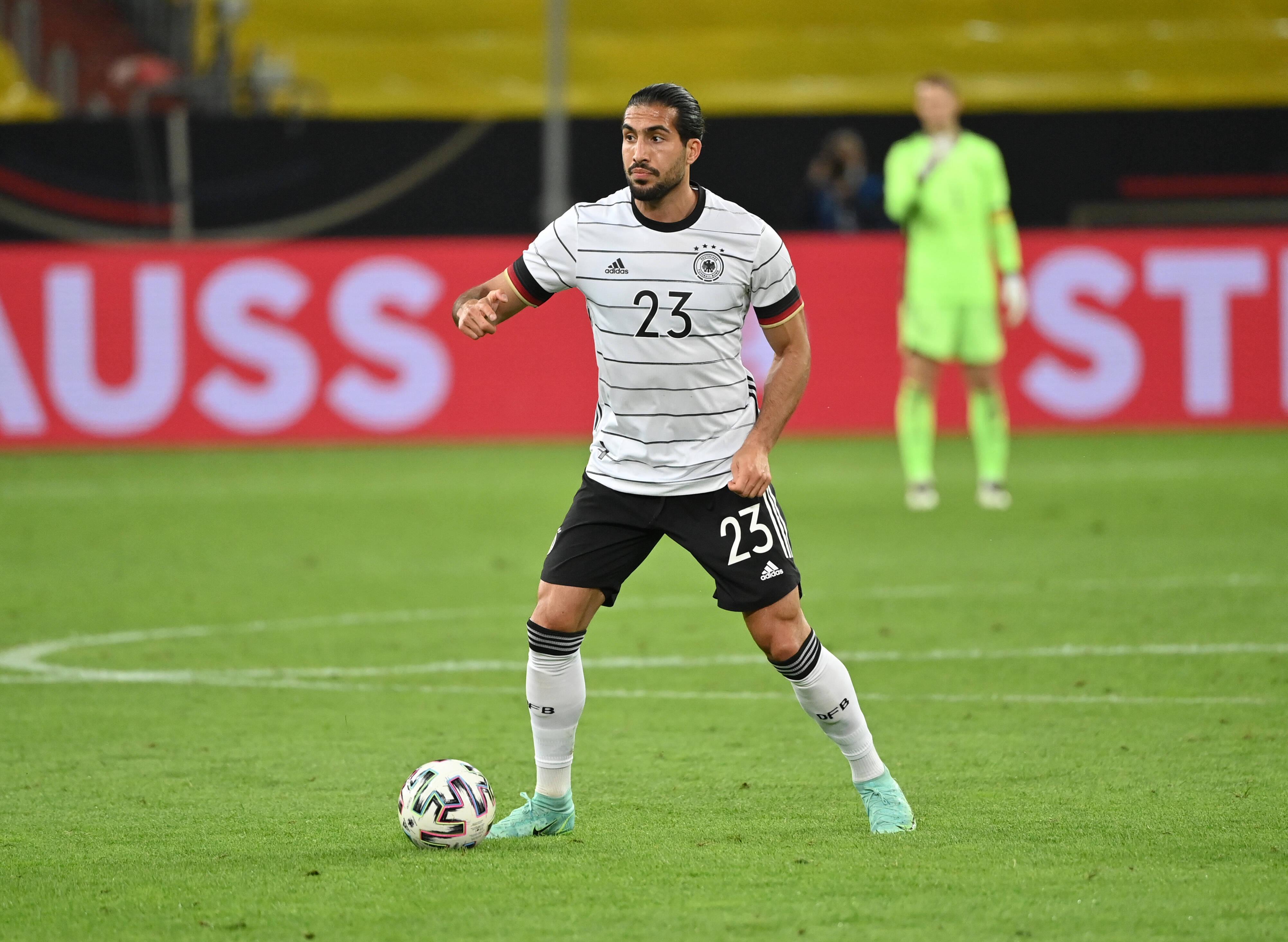 Ein EM-Tourist will Emre Can auf keinen Fall sein, hat er jetzt gerade gesagt. Die Liste der deutschen EM- oder WM-Touristen ist relativ lang. Gemeint sind die Spieler, die es zwar in ein Turnier-Aufgebot schaffen, die der Bundestrainer aber offenbar nur mitgenommen hat, falls mal einer ausfällt, der richtig gut kicken kann. Das klingt sehr despektierlich und ist dem 27-jährigen Can nicht angemessen. Der hat schon für Liverpool gespielt, den FC Bayern, Juventus und macht das jetzt gerade für Borussia Dortmund. Auch Can ist grundsätzlich ein defensiver Mittelfeldspieler, kann aber eigentlich überall auf dem Platz aushelfen. Gute Voraussetzungen, um nicht zu einem EM-Touristen zu werden, auch wenn der Bundestrainer zu Beginn wohl auf die setzt, die besser kicken können.