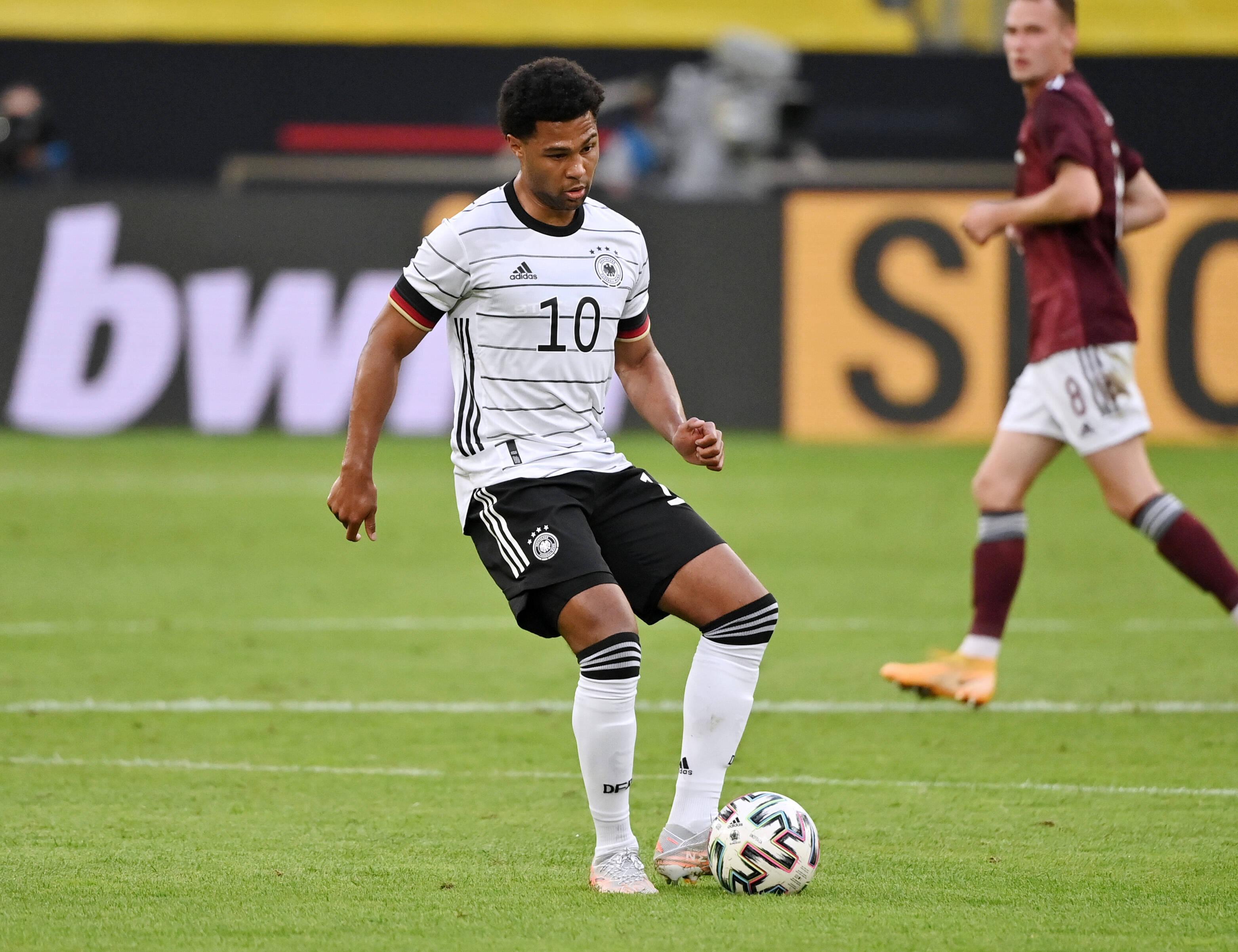 Serge Gnabry ist unzufrieden mit Serge Gnabry. Hat Serge Gnabry gerade erzählt. Der Grund: Der 25-Jährige war in der abgelaufenen Saison beim FC Bayern München nur in fast jedem zweiten Spiel, in dem er eingesetzt wurde, an einem Tor beteiligt. Zehn Tore und sechs Torvorlagen in 37 Spielen, Gnabry ist das nicht genug. Andere jammern da auf sehr viel niedrigerem Niveau. Aber Gnabry will auch nicht einfach irgendein Spieler sein, er will es dominieren. Gelungen ist ihm das schon in der Vergangenheit, zum Beispiel hat er den FC Bayern München mit seinem Halbfinal-Auftritt gegen Lyon in der vergangenen Saison sehr eindrücklich in Richtung Champions-League-Erfolg geschubst. Seine Nationalmannschaftskarriere startete der 25-Jährige mit einem Hattrick (gegen San Marino, deshalb dürfte Gnabry damals nicht ganz zufrieden gewesen sein). In 21 Länderspielen seither sind noch 13 Tore hinzugekommen. Eine gute Quote, aber vielleicht fragt man Gnabry da besser nicht selbst.  