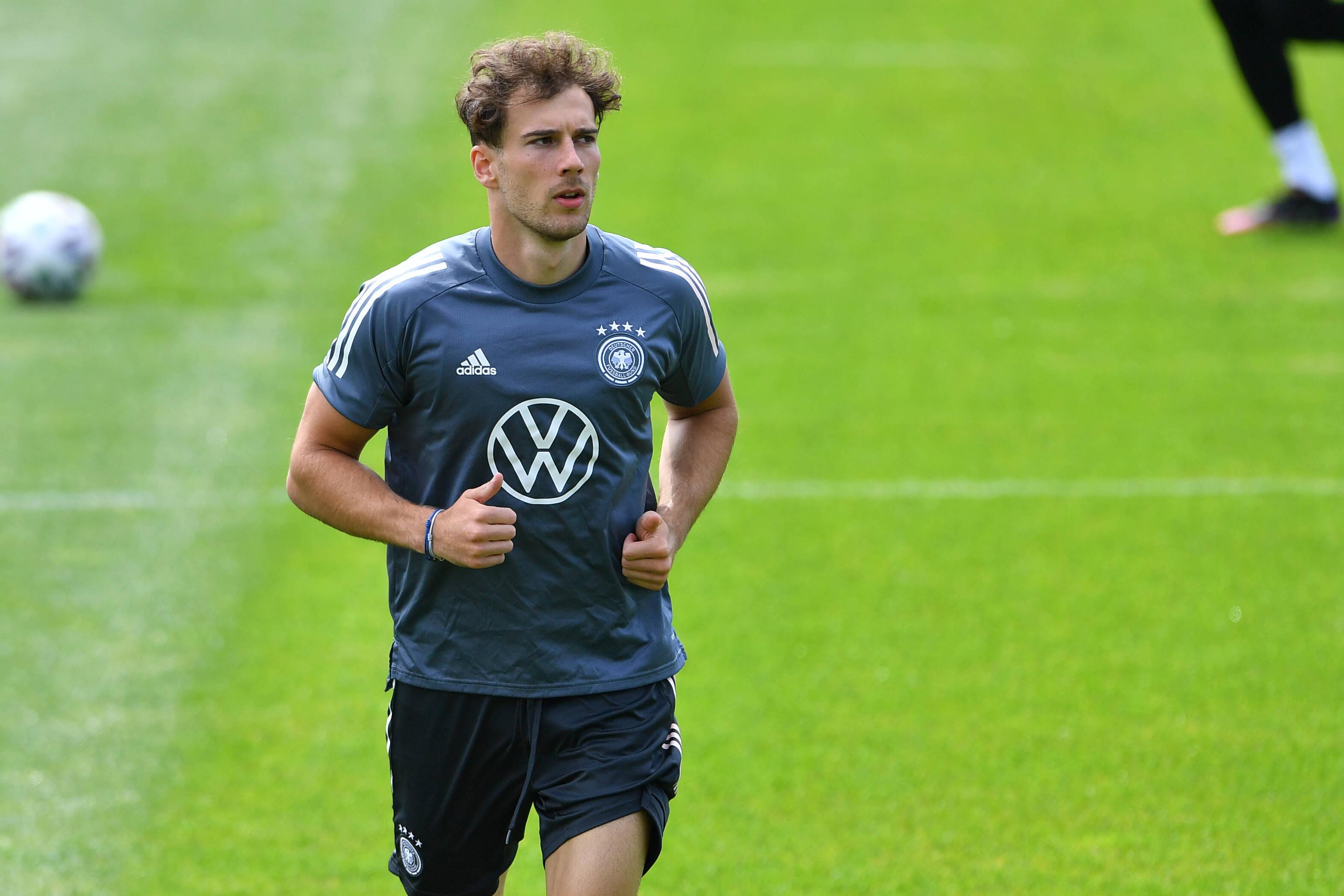 Noch so eine Liste. Diesmal die der Spieler, die als aufregende Option für die Zukunft galten, dann aber zum FC Bayern München wechselten. Eine Liste, die viel länger ist als die der EM-Touristen. Große Talente hat man schon zugrunde gehen sehen am FC Bayern. Einer, dem das auch hätte passieren können, ist Leon Goretzka. Zumindest durfte man diese Sorge haben, als der Bochumer Goretzka 2018 vom FC Schalke kommend zum FC Bayern ging. Es passierte aber nicht, stattdessen durchlief Goretzka eine erstaunliche Wandlung hin zum muskelbepackten Kreativen, für den sich in München fast immer ein Platz in der Startelf findet. Bei der Nationalmannschaft verhält sich das ähnlich. Spielen wird der 26-jährige Goretzka im Auftaktspiel gegen Frankreich trotzdem nicht. Ein gerade erst verheilter Muskelfaserriss lässt das nicht zu. Dass er trotzdem mit zum Turnier darf, verrät alles über seinen Wert für die Mannschaft. Joachim Löw ist bereit, auf sein Sorgenkind zu warten.