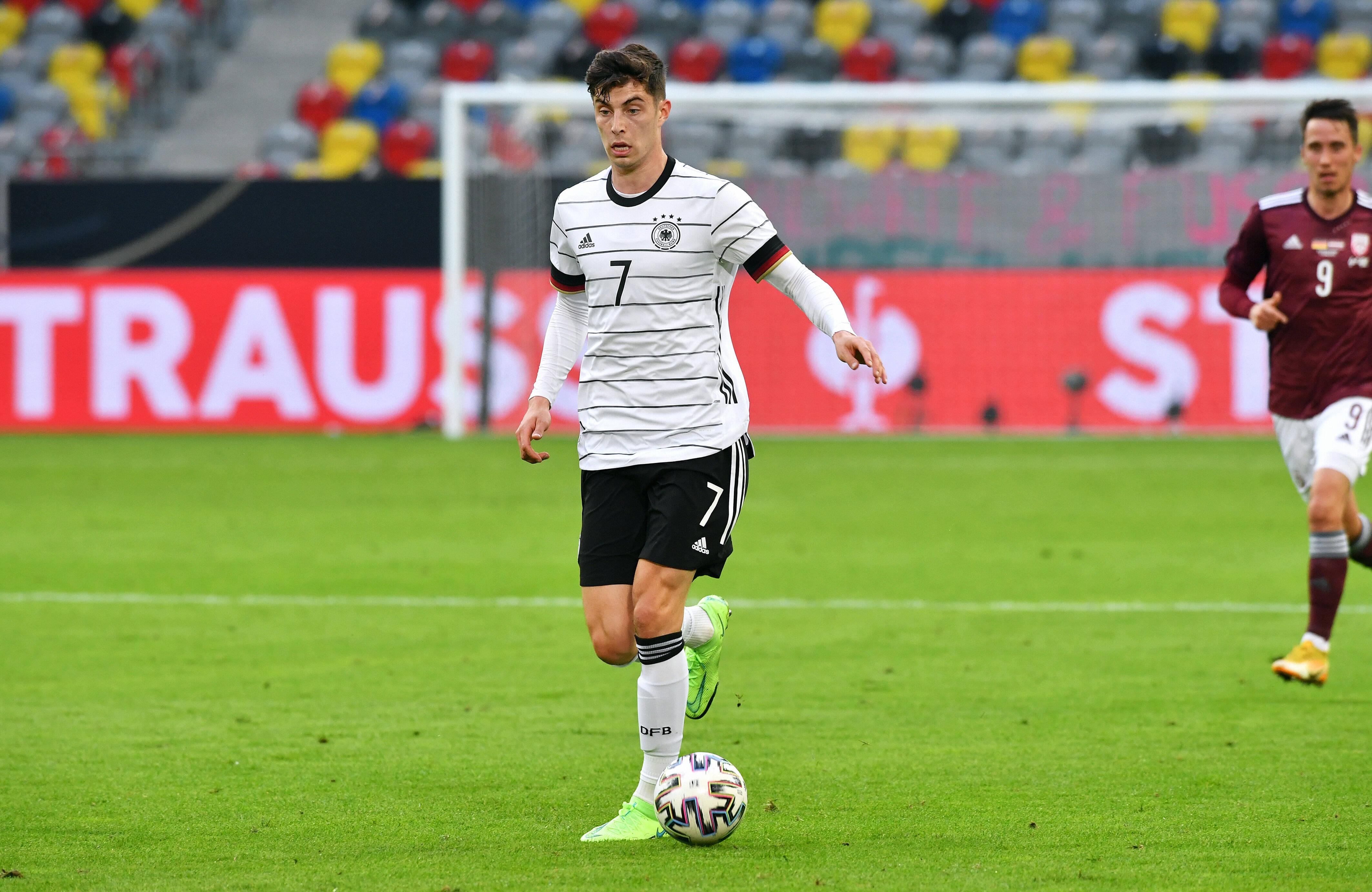 Kai Havertz war der jüngste Spieler aller Zeiten, der 50 Bundesligaspiele absolviert hatte (mit 18 Jahren und 307 Tagen). Kai Havertz war danach der jüngste Spieler aller Zeiten, der 100 Bundesligaspiele absolviert hatte (mit 20 Jahren und 186 Tagen). Danach spielte der 22-Jährige nicht mehr lange in der Bundesliga. Im vergangenen Sommer, als man sich schon zuraunte, dass die Pandemie die Gelder im Fußball und auf dem Transfermarkt wohl nicht mehr so üppig wie zuvor würde fließen lassen, gab der Chelsea FC knapp 100 Millionen Euro für Havertz aus. Um etwas zurückzuzahlen, hat Havertz gerade das Champions-League-Finale für Chelsea entschieden. Es war sein erster Treffer in diesem Wettbewerb. Bei einer EM hat Havertz übrigens auch noch nicht getroffen.