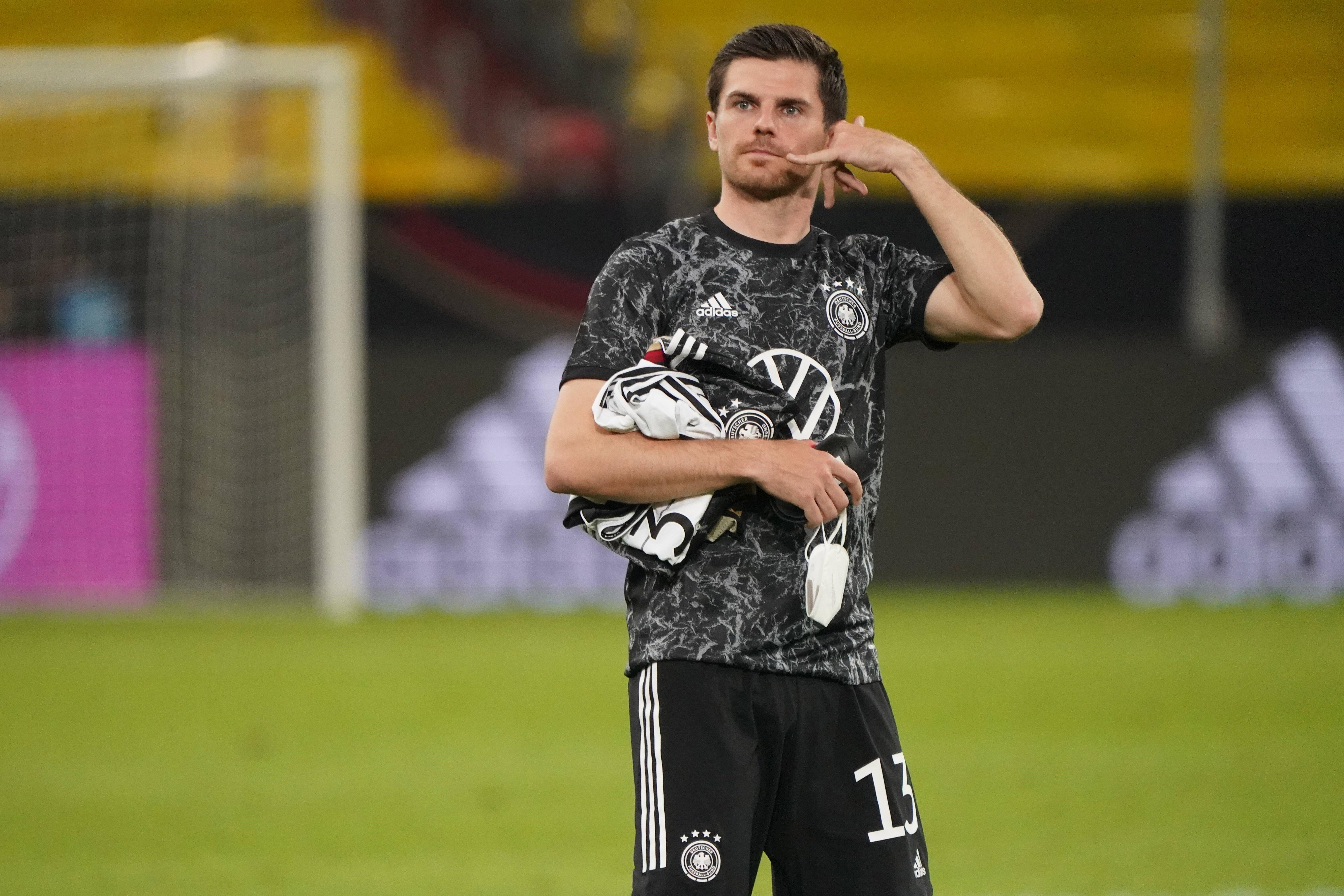 Nochmal Geld: 40 Millionen Euro, so hat das gerade Max Eberl gesagt, wären eine Summe, die ihn dazu bringen könnte, über einen Verkauf von Jonas Hofmann nachzudenken. Das ist eine nicht bescheidene Summe für einen 28-Jährigen, der bei diesem Turnier wohl nur zum Einsatz kommt, wenn Joshua Kimmich offen gegen seine Rolle auf der rechten Außenbahn revoltiert.