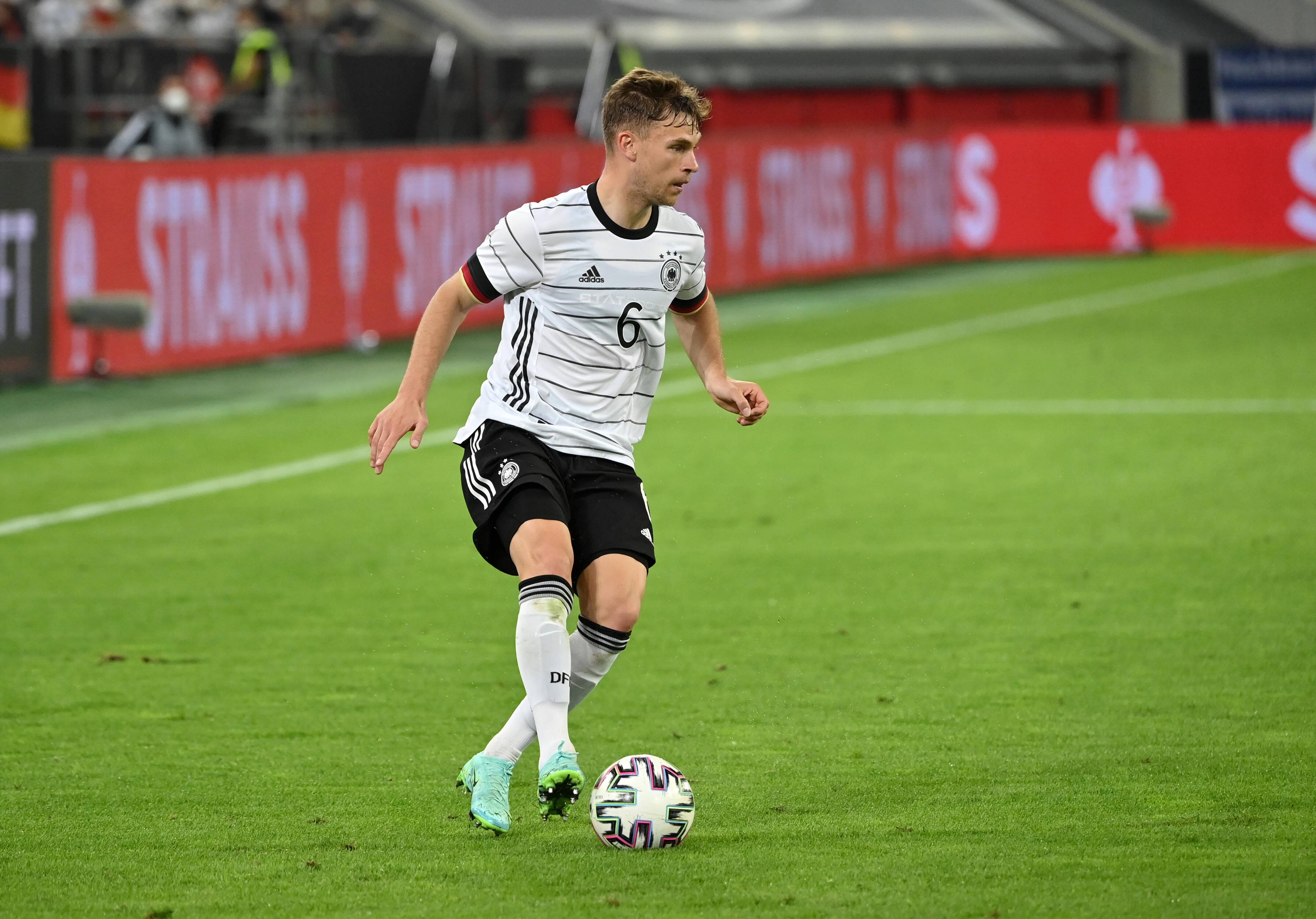 Zum Abschied vom FC Bayern München hat Javi Martinez jetzt noch einmal geschwärmt. Martinez kam einst für erstaunliche 40 Millionen Euro zum FC Bayern und war den Münchnern in der Folge ein sehr überdurchschnittlicher defensiver Mittelfeldspieler. Das also, was man gemeinhin einen Sechser nennt. Jetzt geht Martinez weg aus München und verlässt damit auch einen, den er den derzeit "besten Sechser der Welt" nennt. Er meint Joshua Kimmich – und wenn man sich so umschaut in der Welt der Sechser, ist das ein großes Kompliment. Der Wahrheit kommt es außerdem sehr nahe, nur bringt es Kimmich bei dieser Europameisterschaft wohl wenig. Weil Joachim Löw jemanden braucht, der auf der rechten Mittelfeldseite zumindest nicht so aussieht wie der schlechteste rechte Mittelfeldspieler der Welt, plant er den 26-jährigen Kimmich für diese Position ein. Ein besserer Kandidat ließ sich zumindest in Deutschland nicht finden.